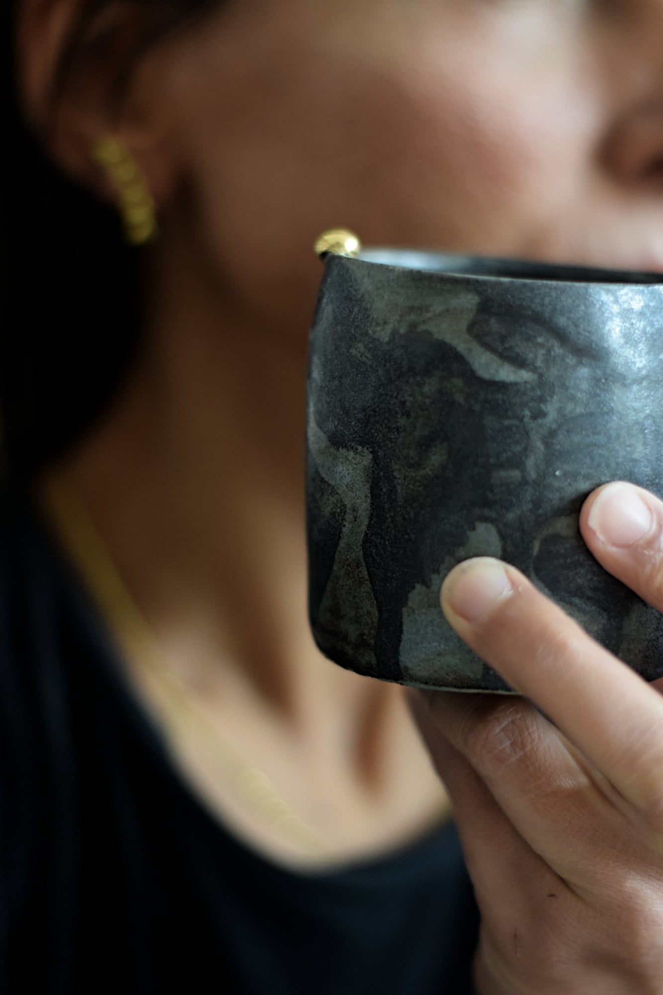 Terra Ceramics Prague LENA hrnek 300 ml černý matný se zlatem