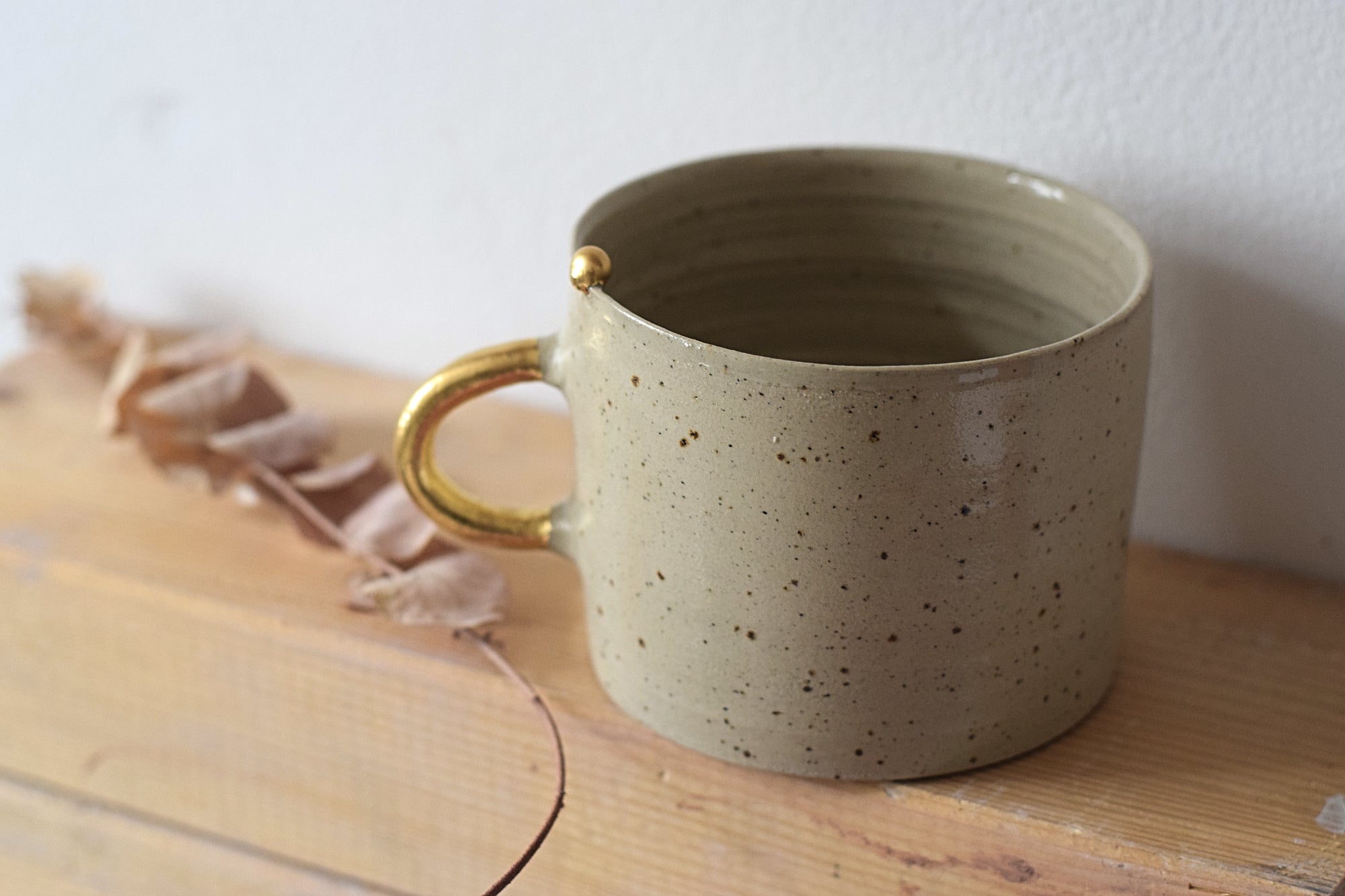 Terra Ceramics Prague AYA Beige Gold Pearls hrnek 410 ml