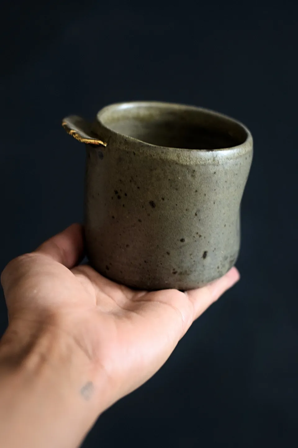 Terra Ceramics Prague Enya Moss Green hrnek 250 ml se zlatem