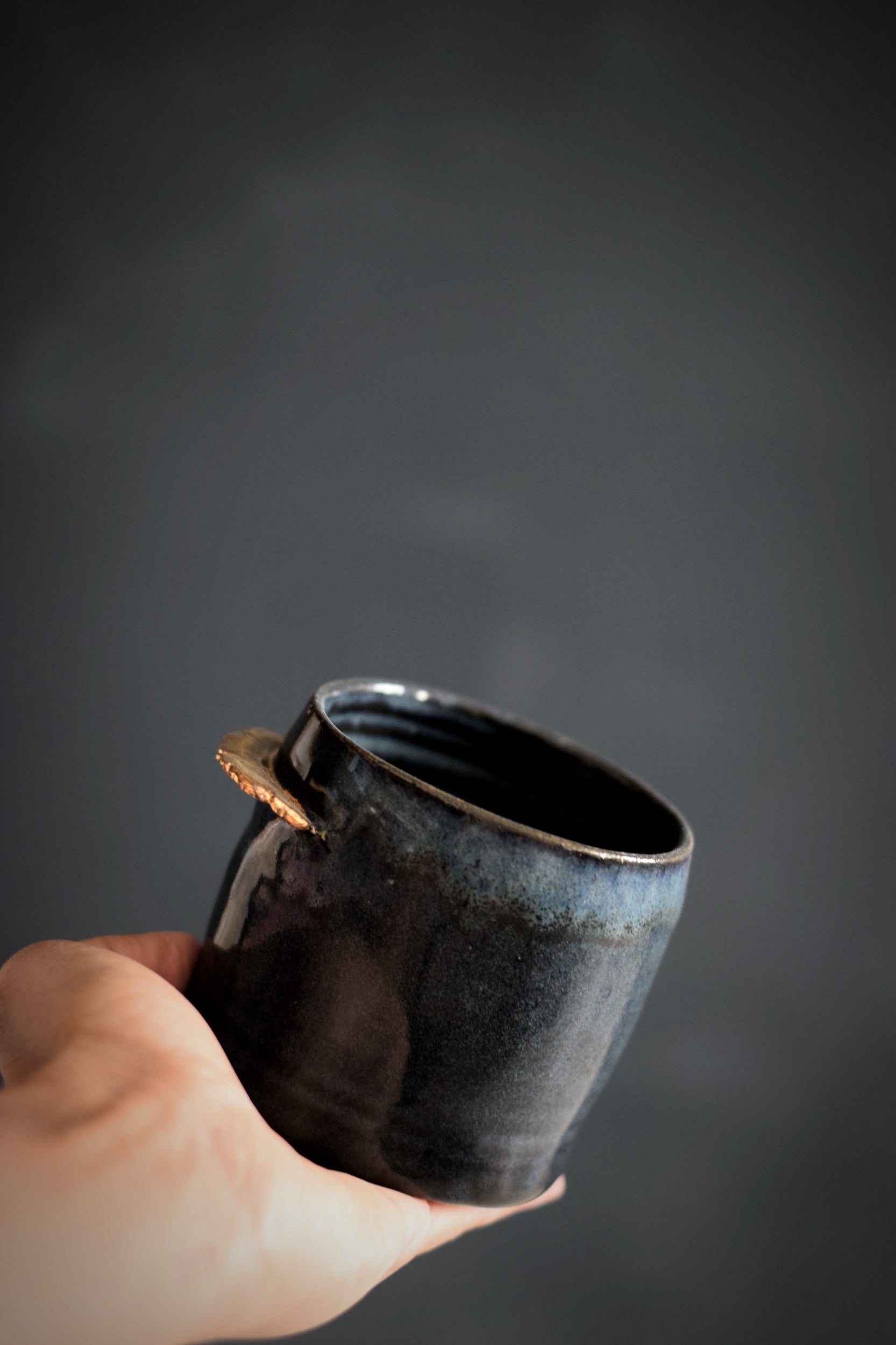 Terra Ceramics Prague Enya hrnek 250 ml půlnoční modř zlato