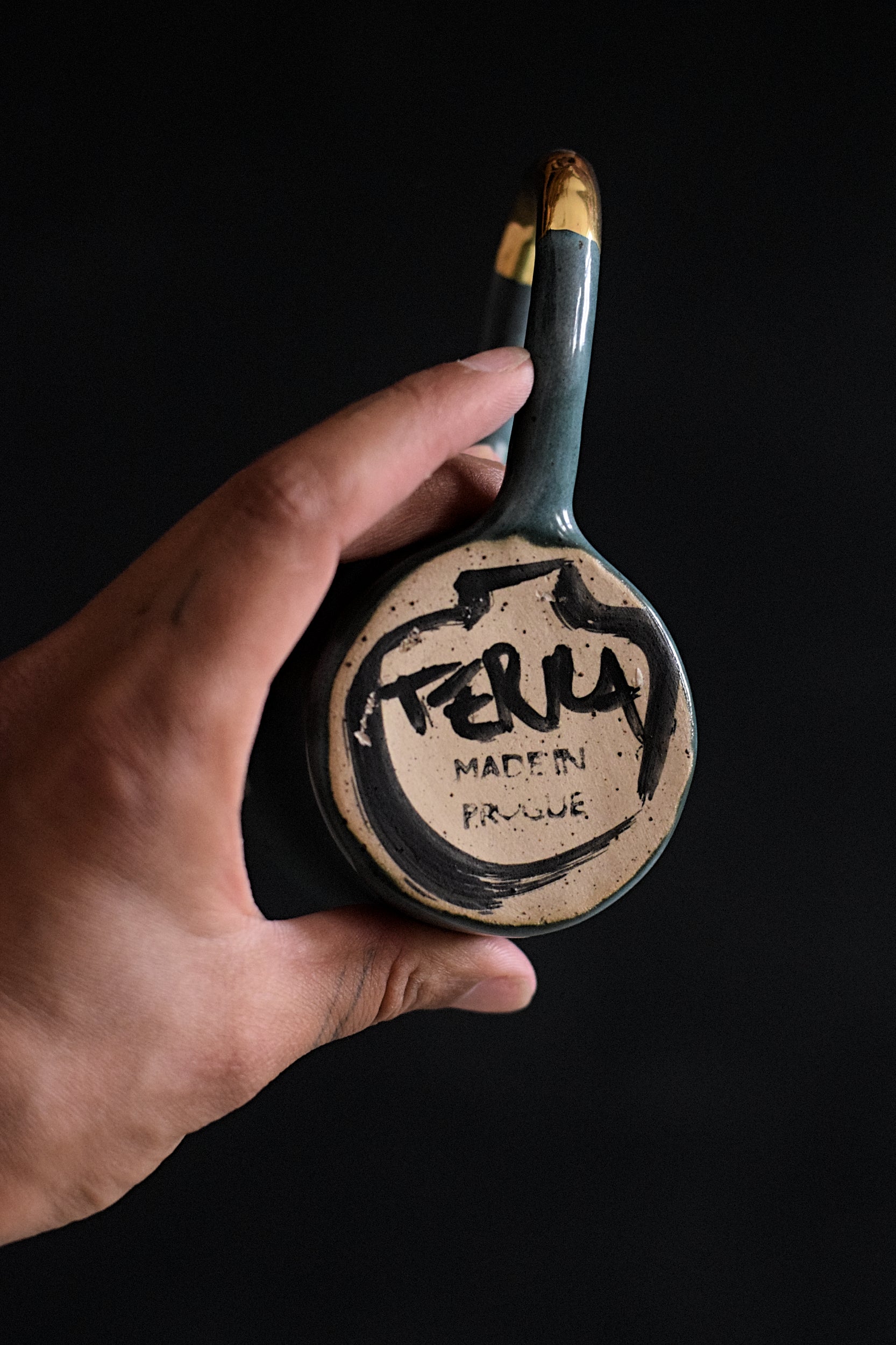 Terra Ceramics Prague AYA šálek 150 ml zelený se zlatým uchem