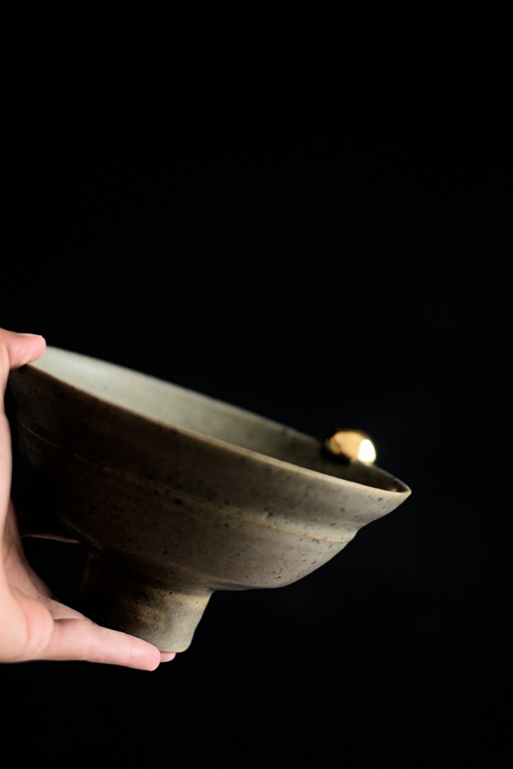 Terra Ceramics Prague SIA Moss Green miska na nožce se zlatem