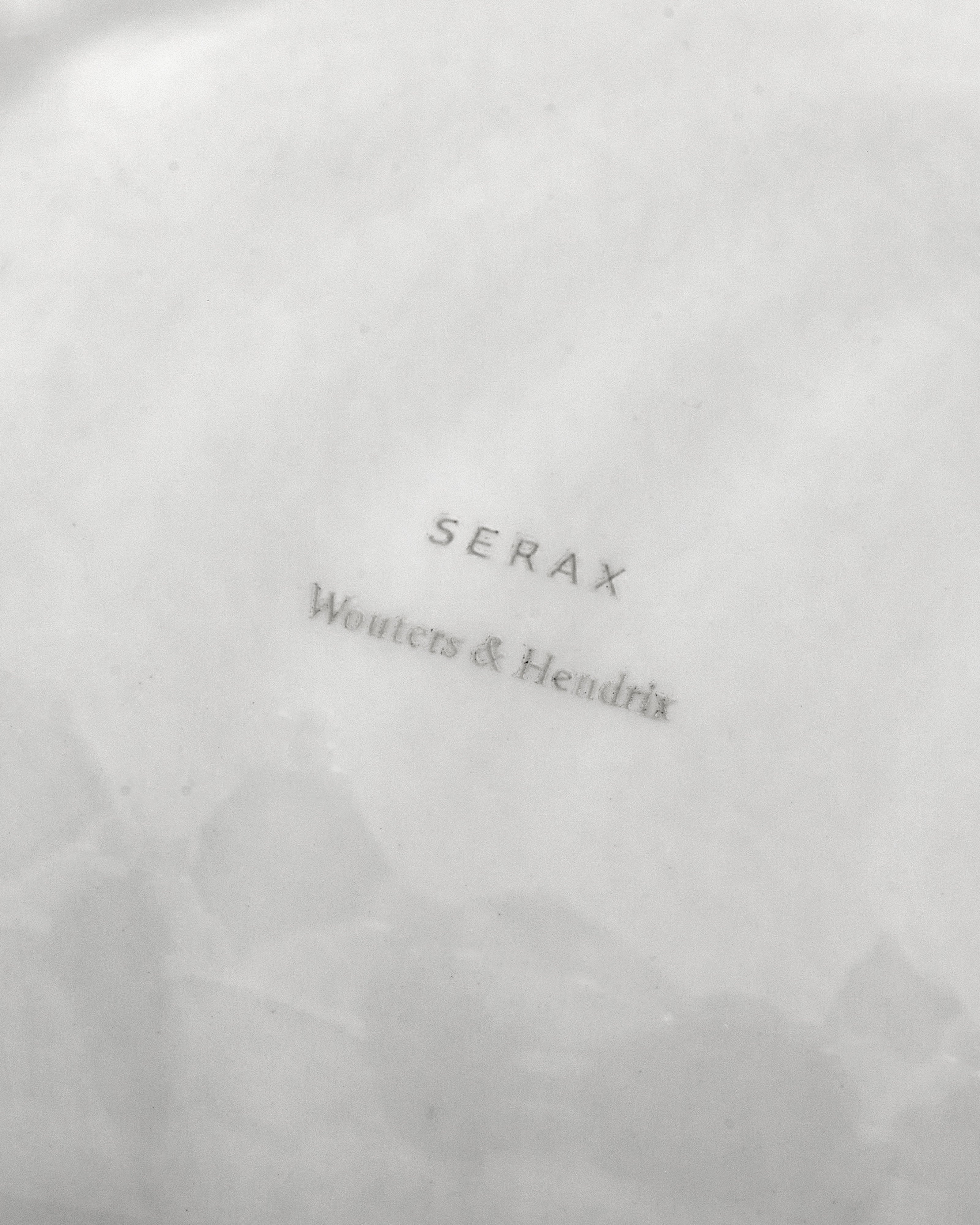 Serax Les Objets Mouleversants mísa Marcel S bílá