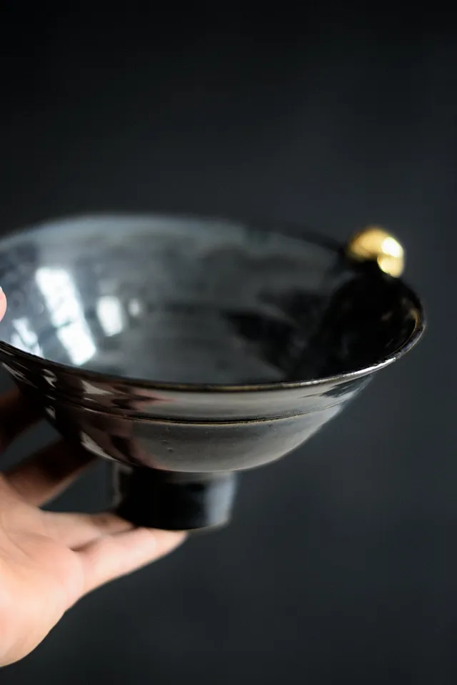 Terra Ceramics Prague SIA miska na nožce modrá se zlatou perlou
