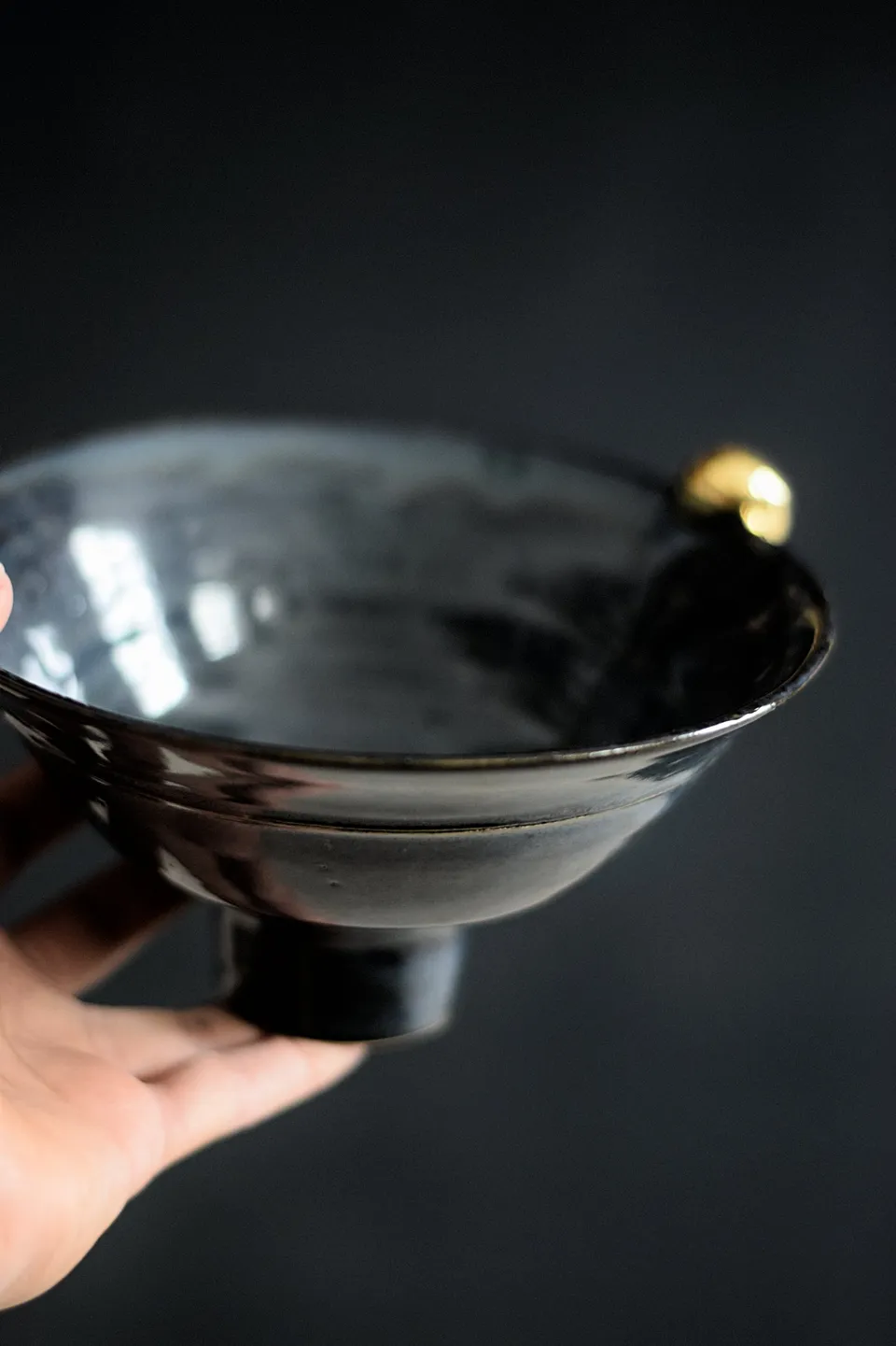 Terra Ceramics Prague SIA miska na nožce modrá se zlatou perlou
