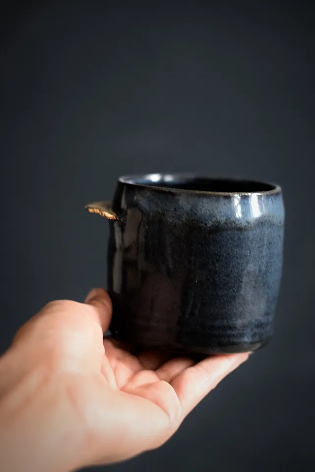 Terra Ceramics Prague Enya hrnek 250 ml půlnoční modř zlato