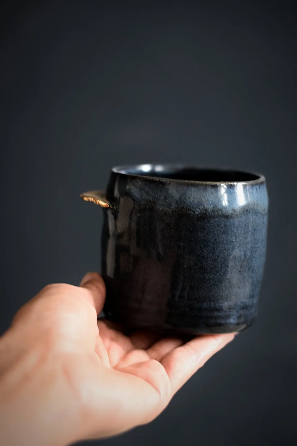 Terra Ceramics Prague Enya hrnek 250 ml půlnoční modř zlato