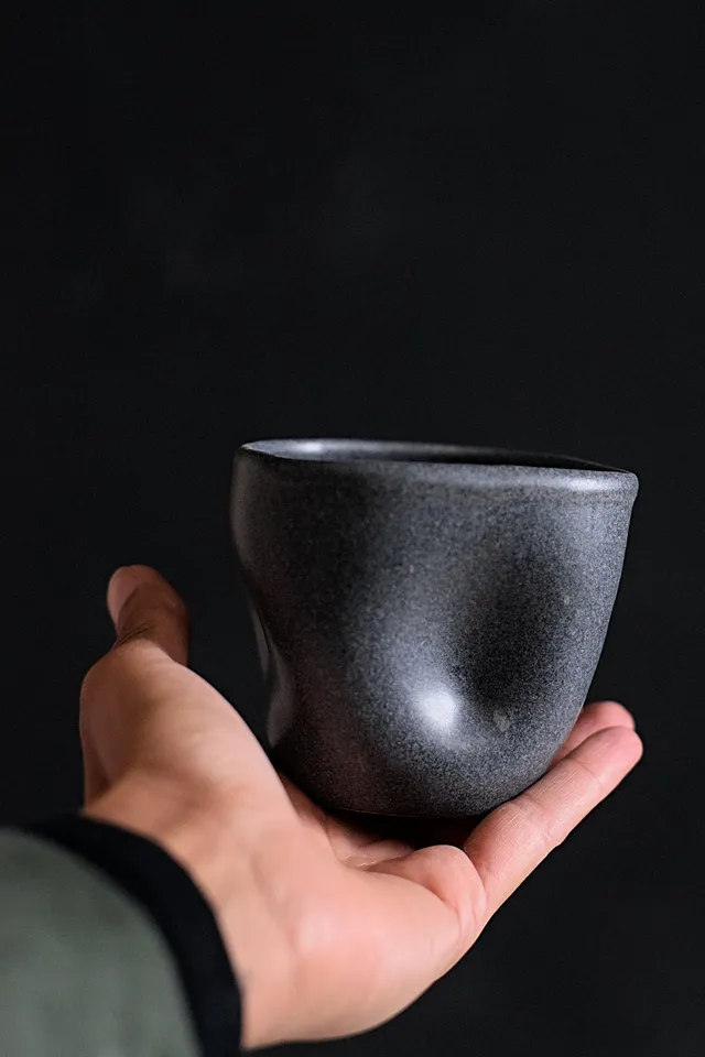 Terra Ceramics Prague Ziggy Charcoal Grey hrnek 300 ml