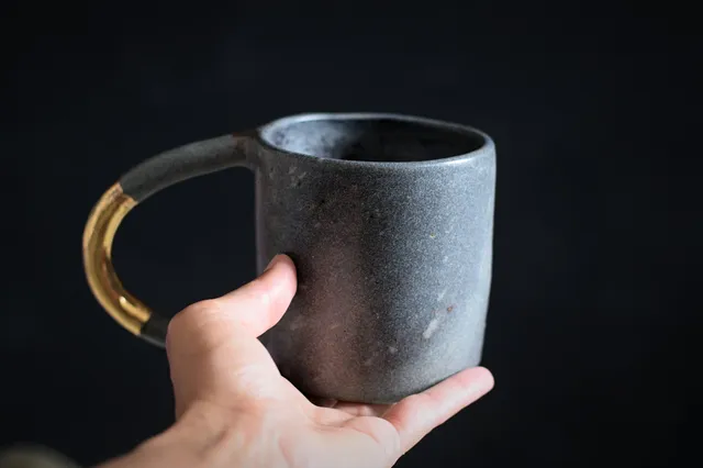 Terra Ceramics Aya hrnek 400 ml saténová černá se zlatem