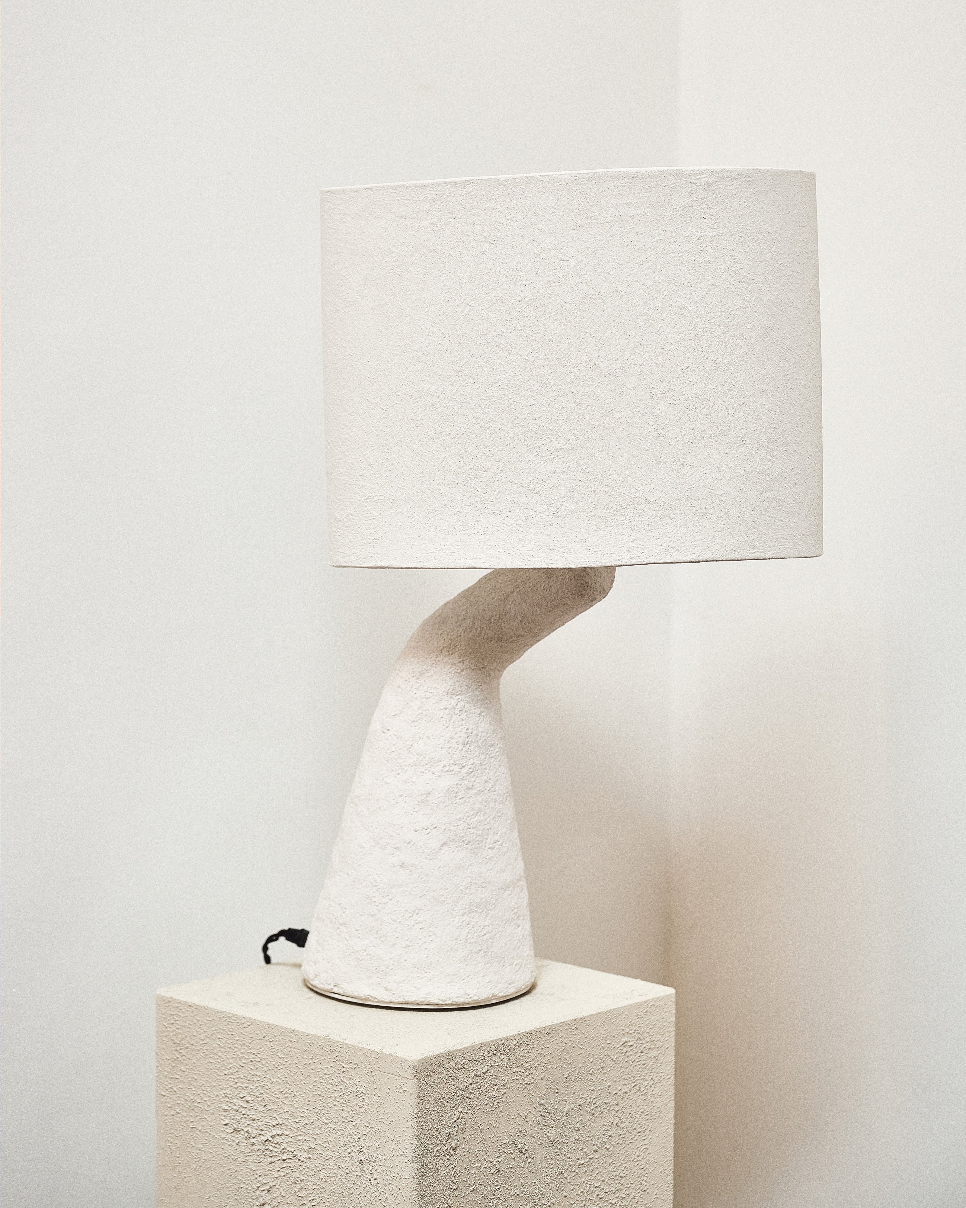 Serax Earth 04 stolní lampa bílá keramická