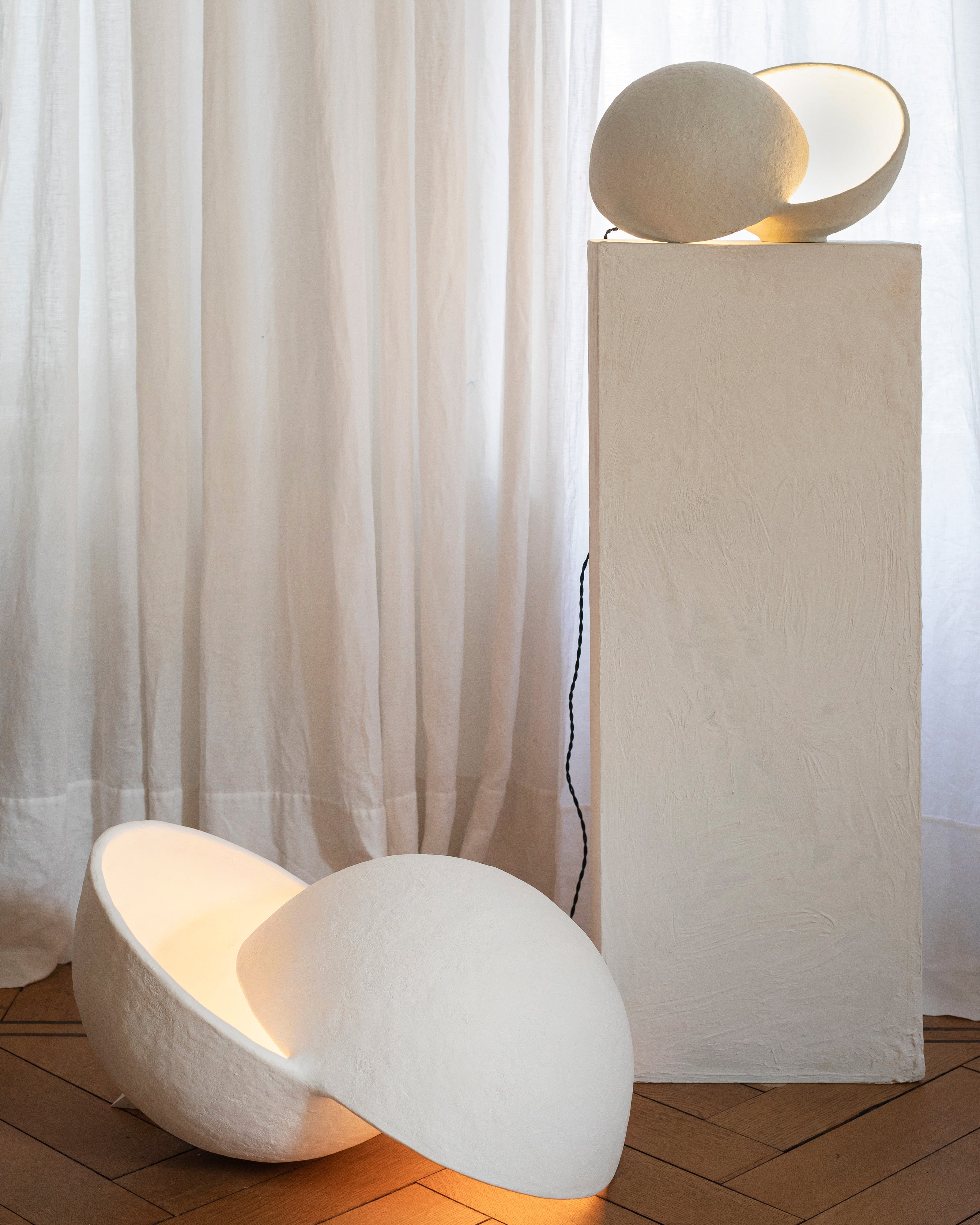 Serax Earth stojací lampa L bílá papírová