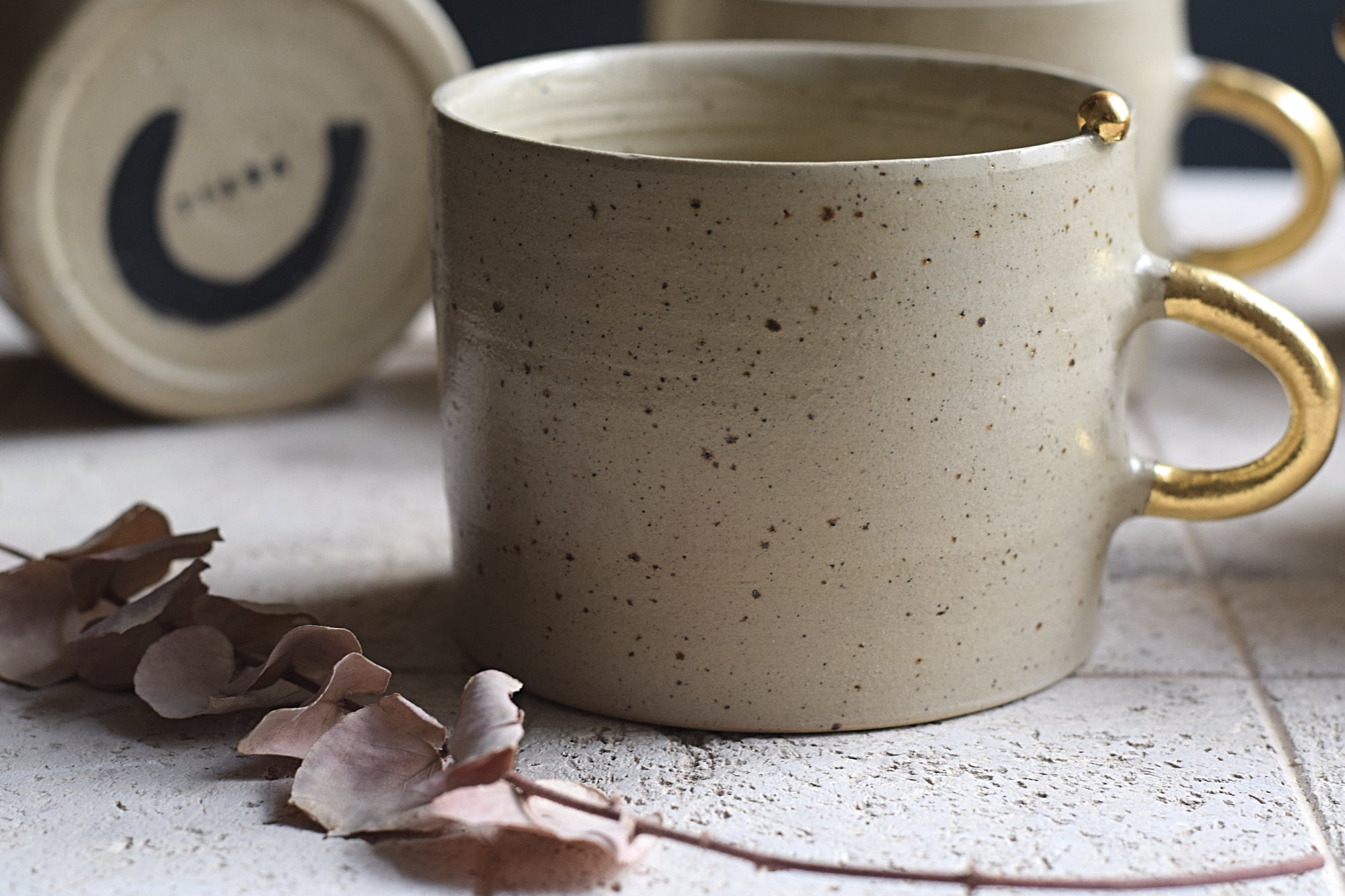 Terra Ceramics Prague AYA Beige Gold Pearls hrnek 410 ml