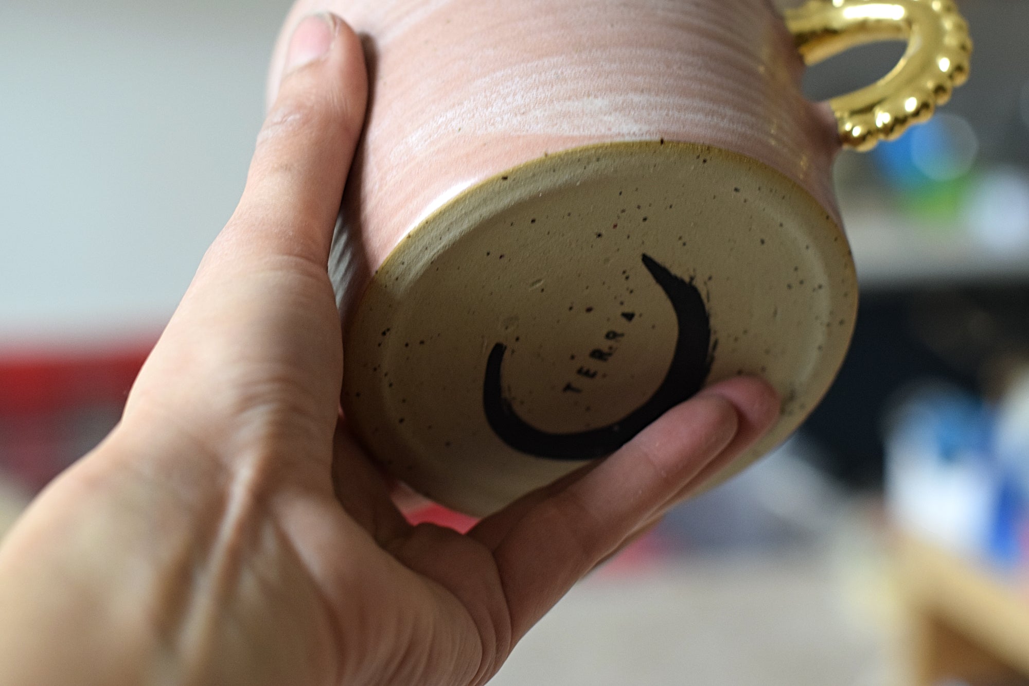 Terra Ceramics Aya velký hrnek 410 ml růžový perly zlato