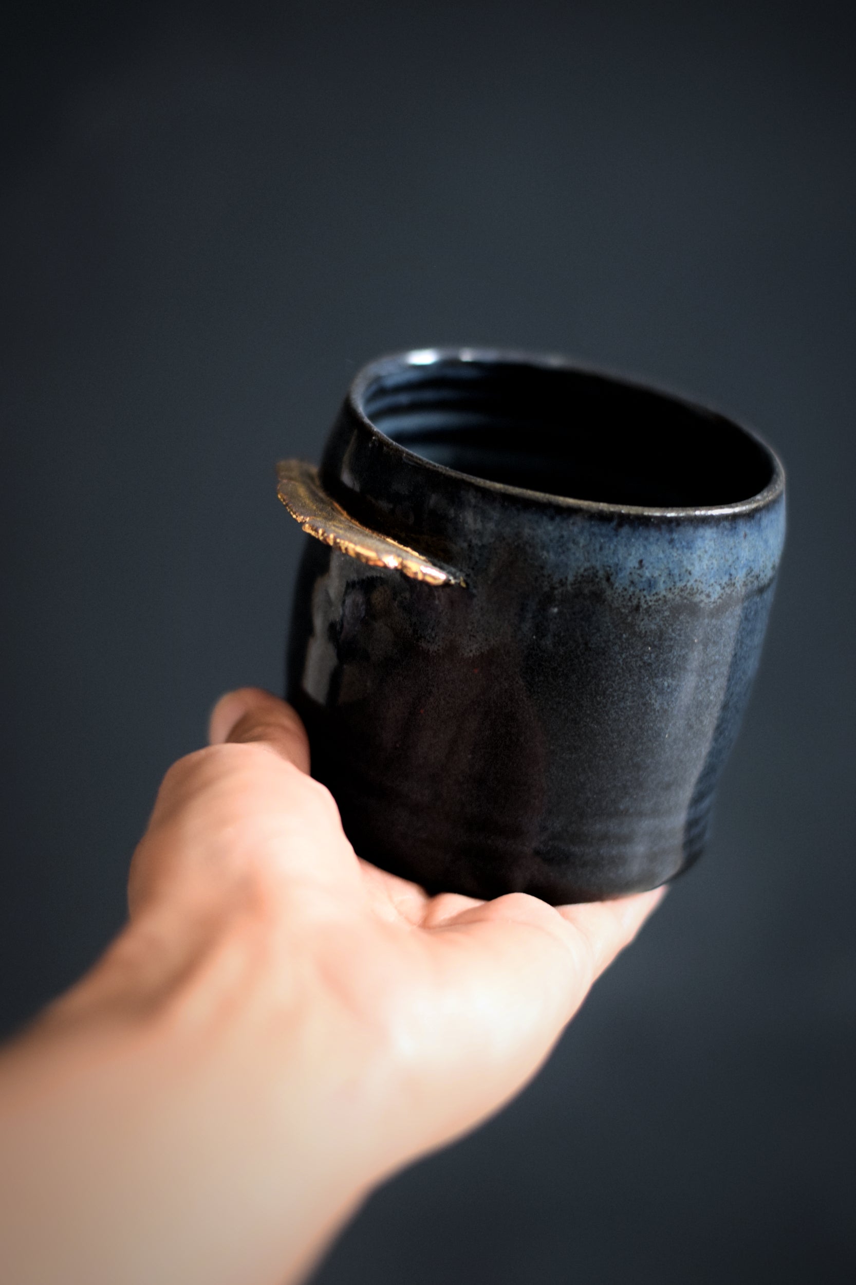 Terra Ceramics Prague Enya hrnek 250 ml půlnoční modř zlato