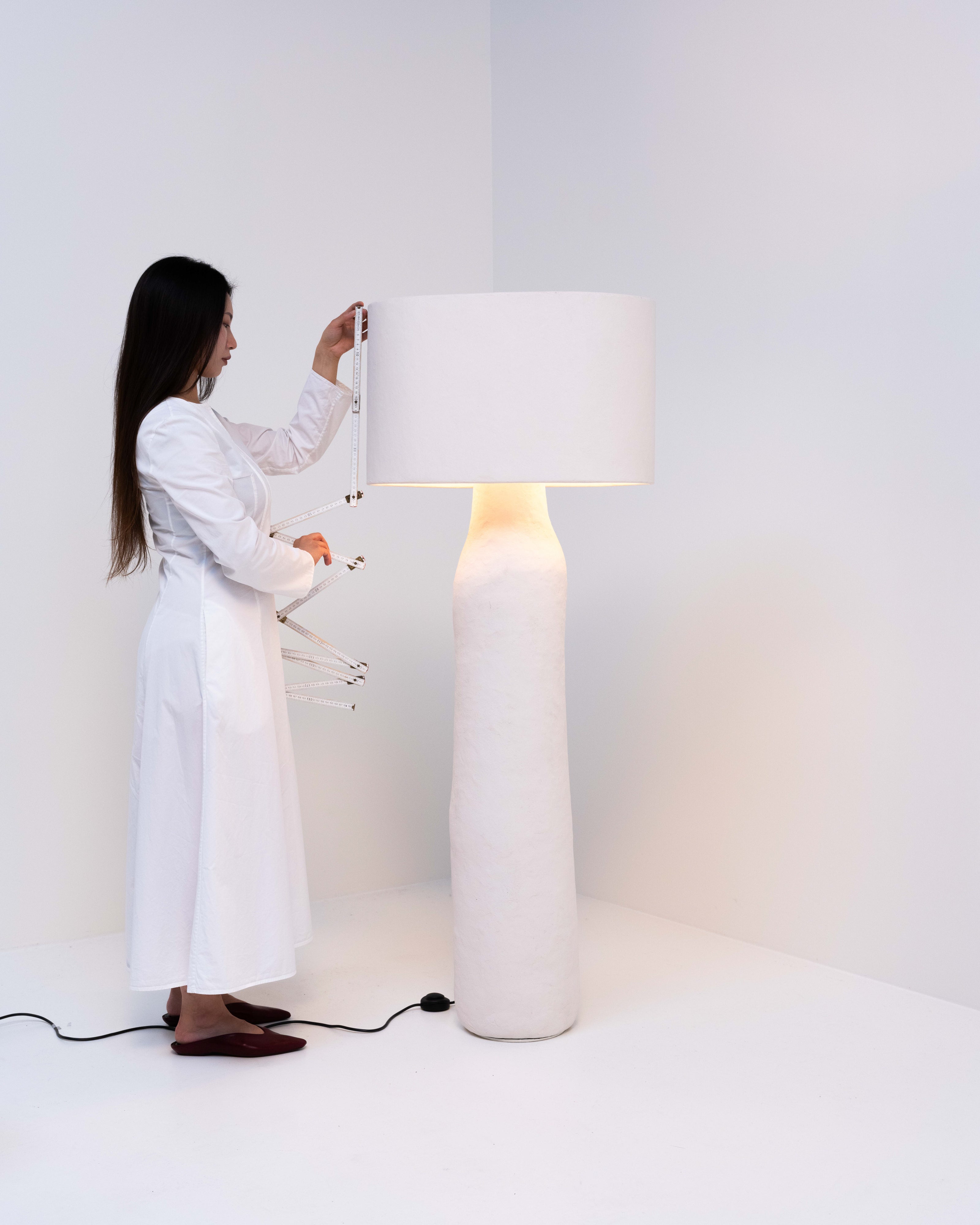 Serax Earth stojací lampa M bílá papírmaš
