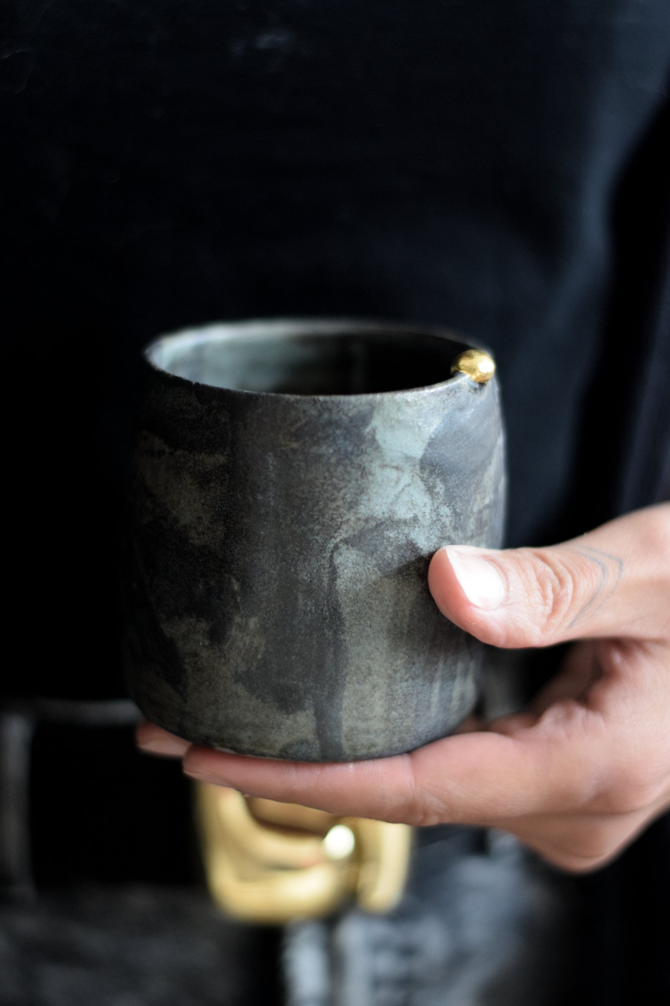 Terra Ceramics Prague LENA hrnek 300 ml černý matný se zlatem