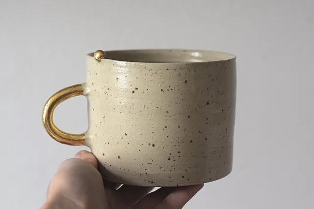 Terra Ceramics Prague AYA Beige Gold Pearls hrnek 410 ml