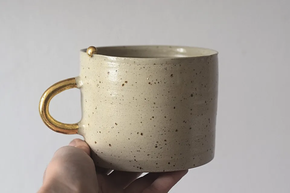 Terra Ceramics Prague AYA Beige Gold Pearls hrnek 410 ml