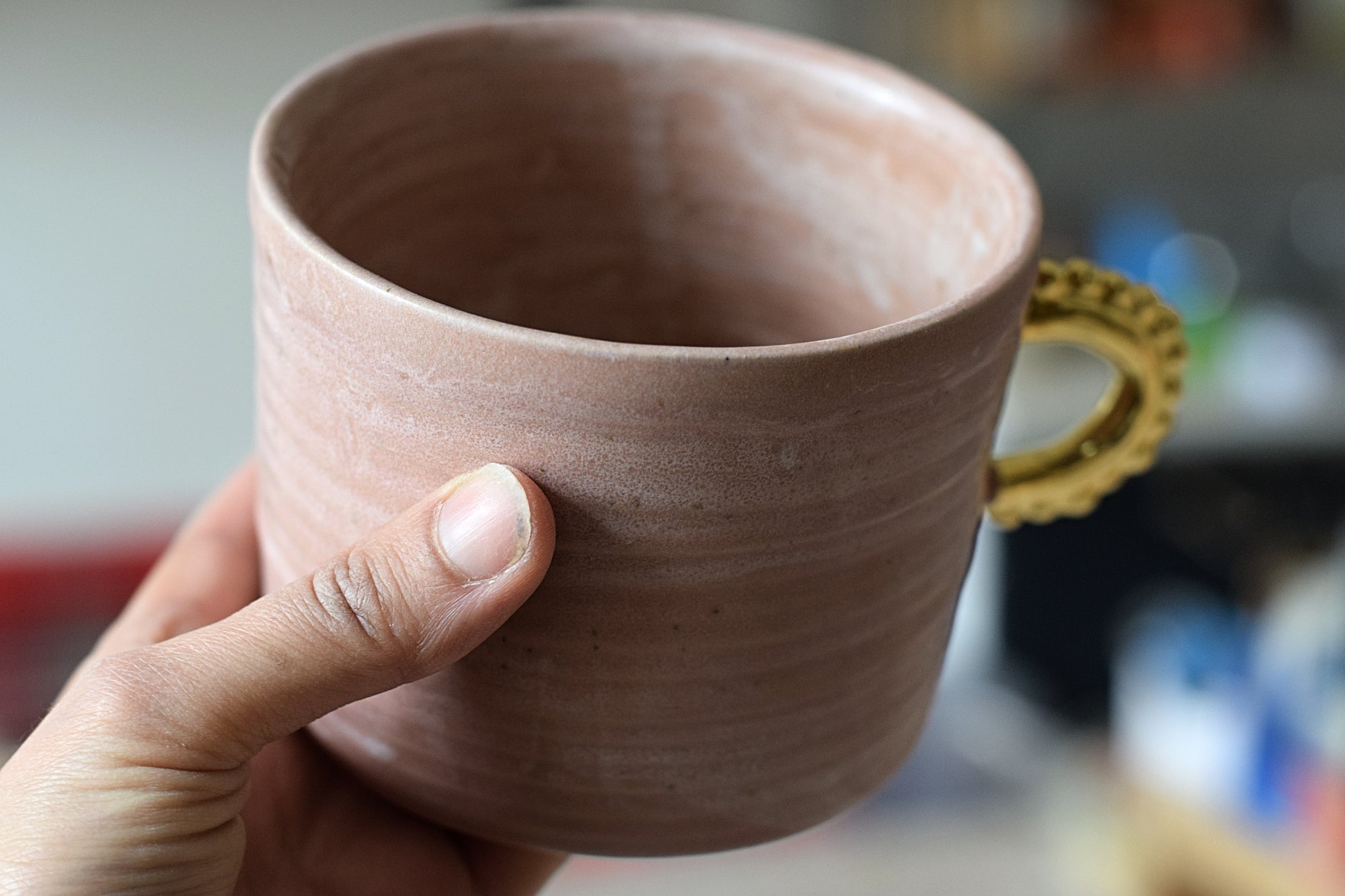 Terra Ceramics Aya velký hrnek 410 ml růžový perly zlato