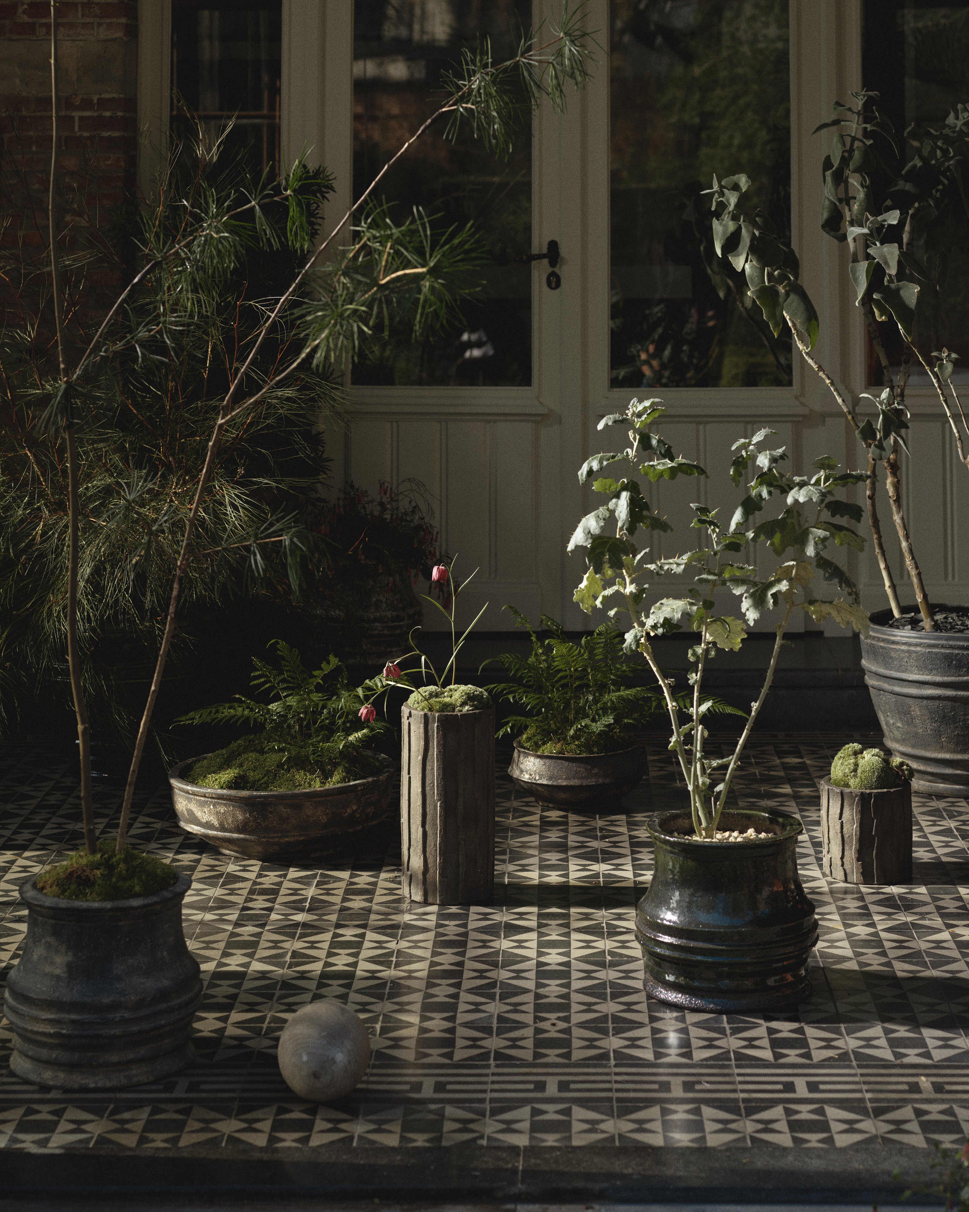 Serax Mesa Planter 01 M květináč černý kamenina