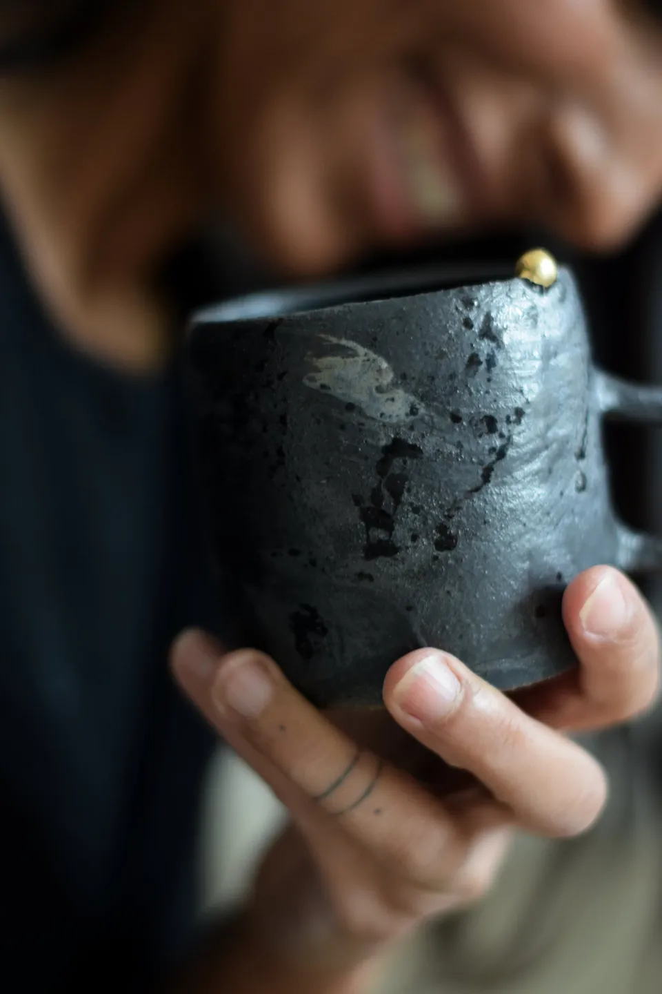 Terra Ceramics Prague LENA hrnek černý 350 ml se zlatem