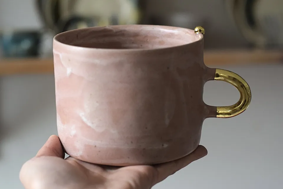 Terra Ceramics Prague Aya hrnek 410 ml perl bílý se zlatem