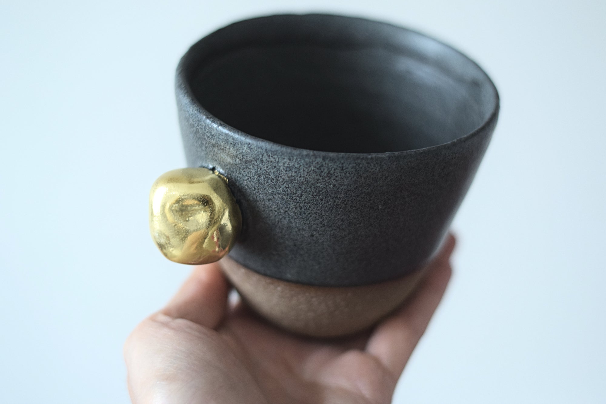 Terra Ceramics Prague BAO Gold rock šálek na kávu 250 ml černý