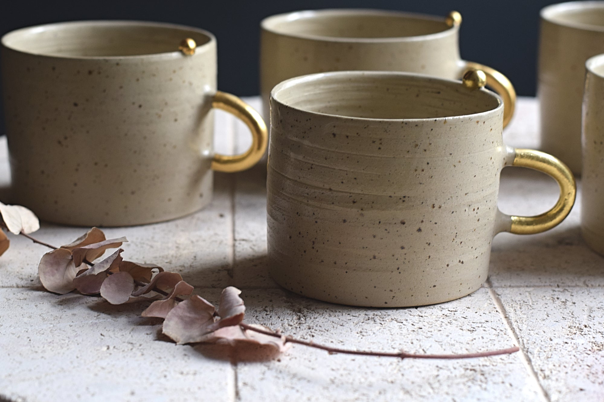 Terra Ceramics Prague AYA Beige Gold Pearls hrnek 410 ml