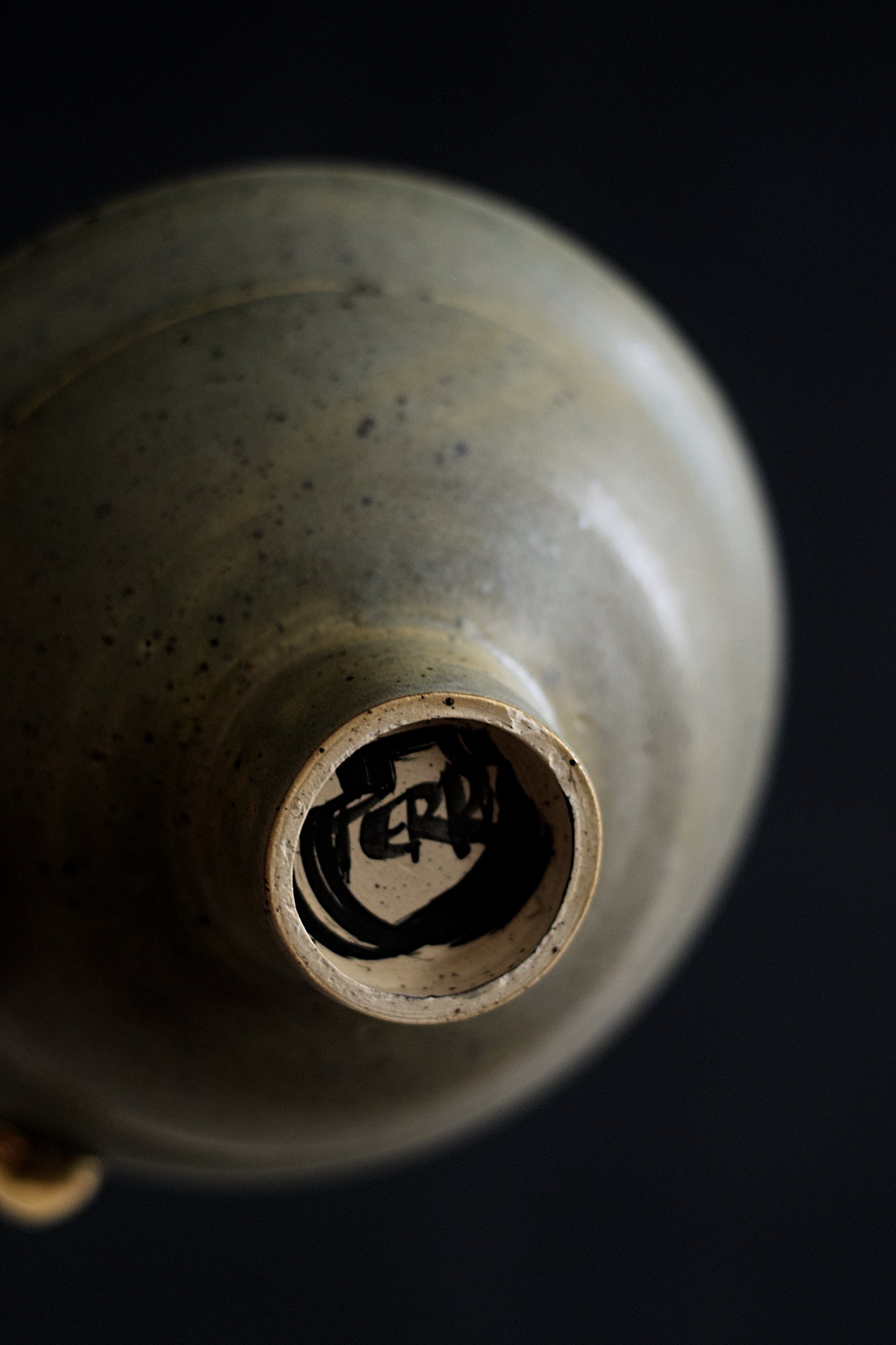Terra Ceramics Prague SIA Moss Green miska na nožce se zlatem