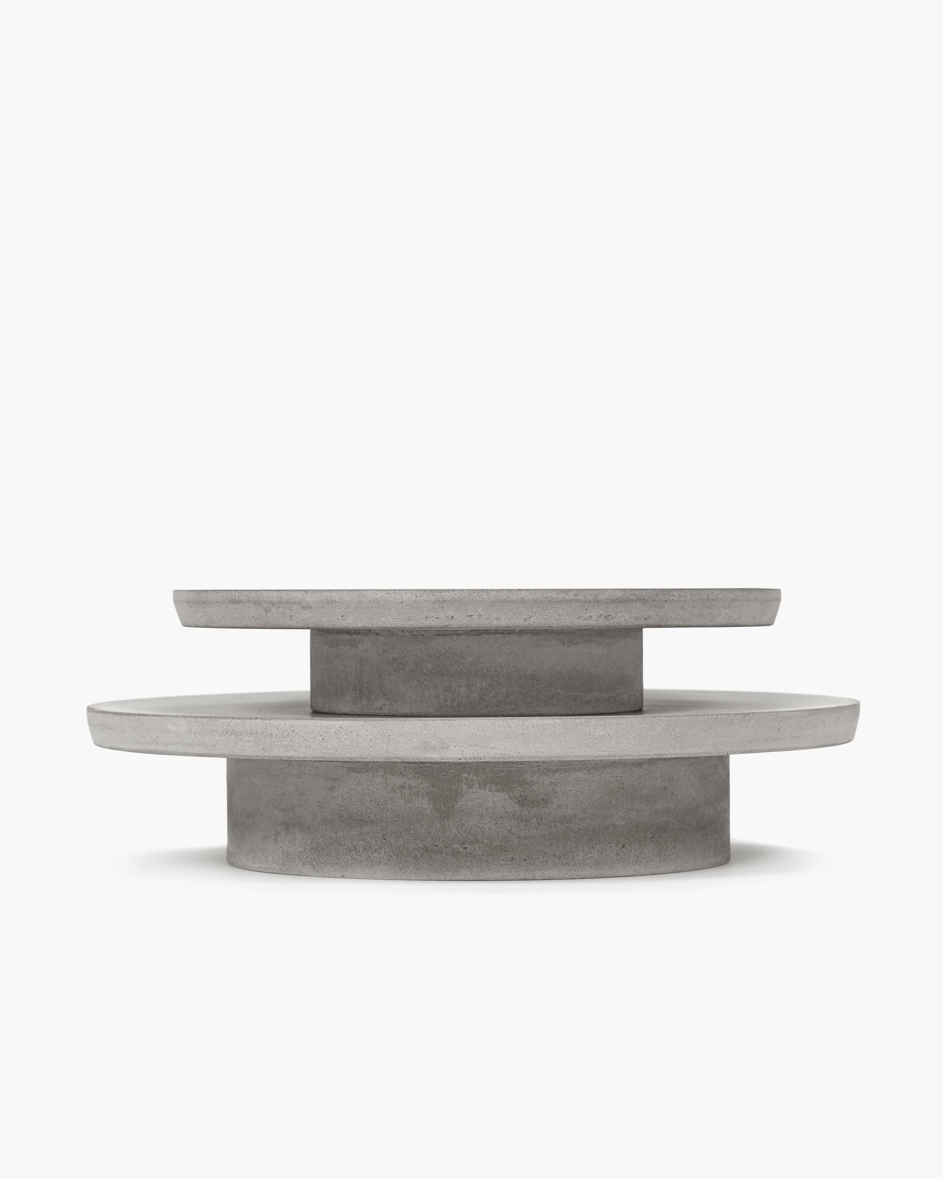 Serax Simple Plate S stojan na dort šedý beton