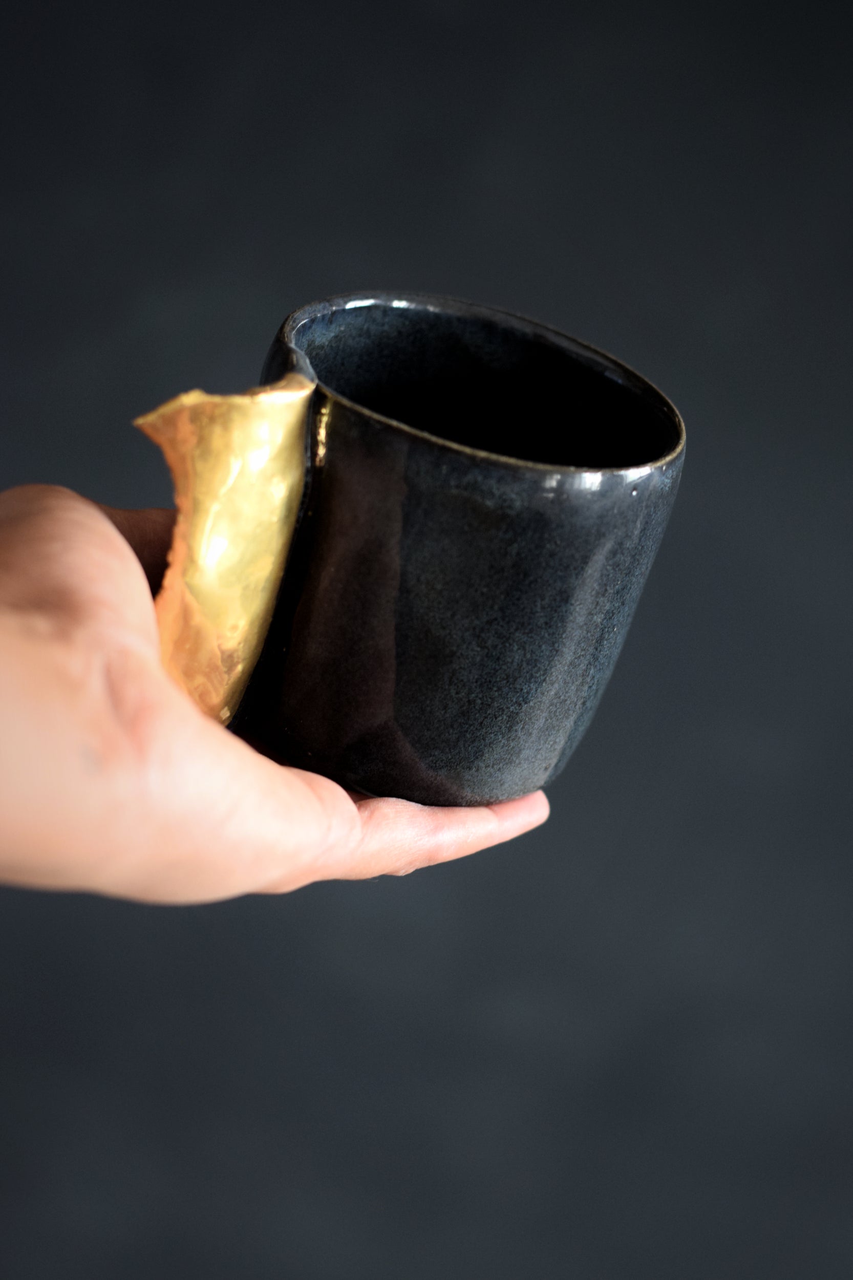 Terra Ceramics Prague ENYA hrnek 300 ml modrý se zlatým křídlem