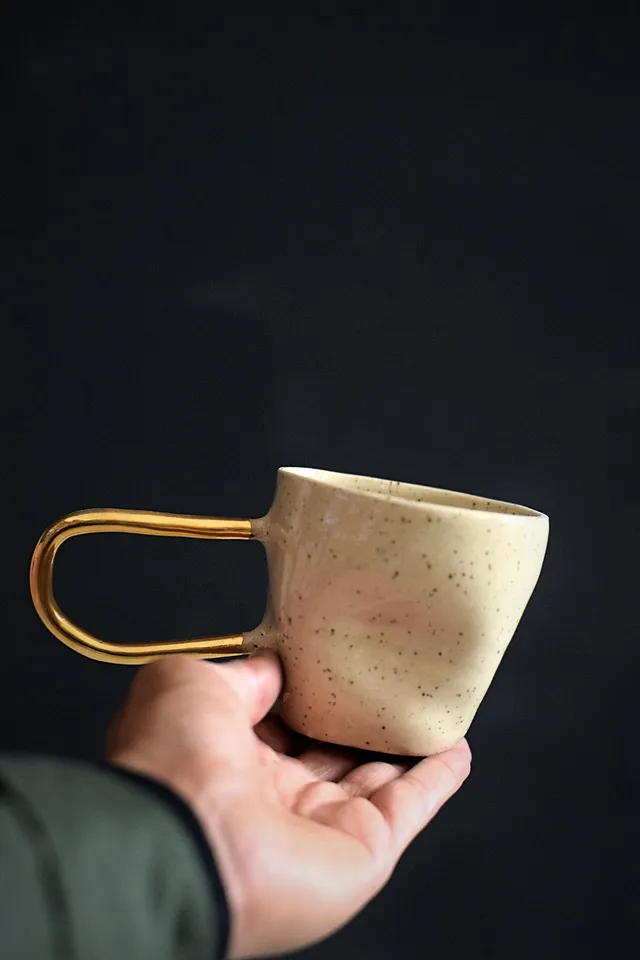 Terra ZIGGY hrnek 300 ml béžový kropenatý se zlatým uchem
