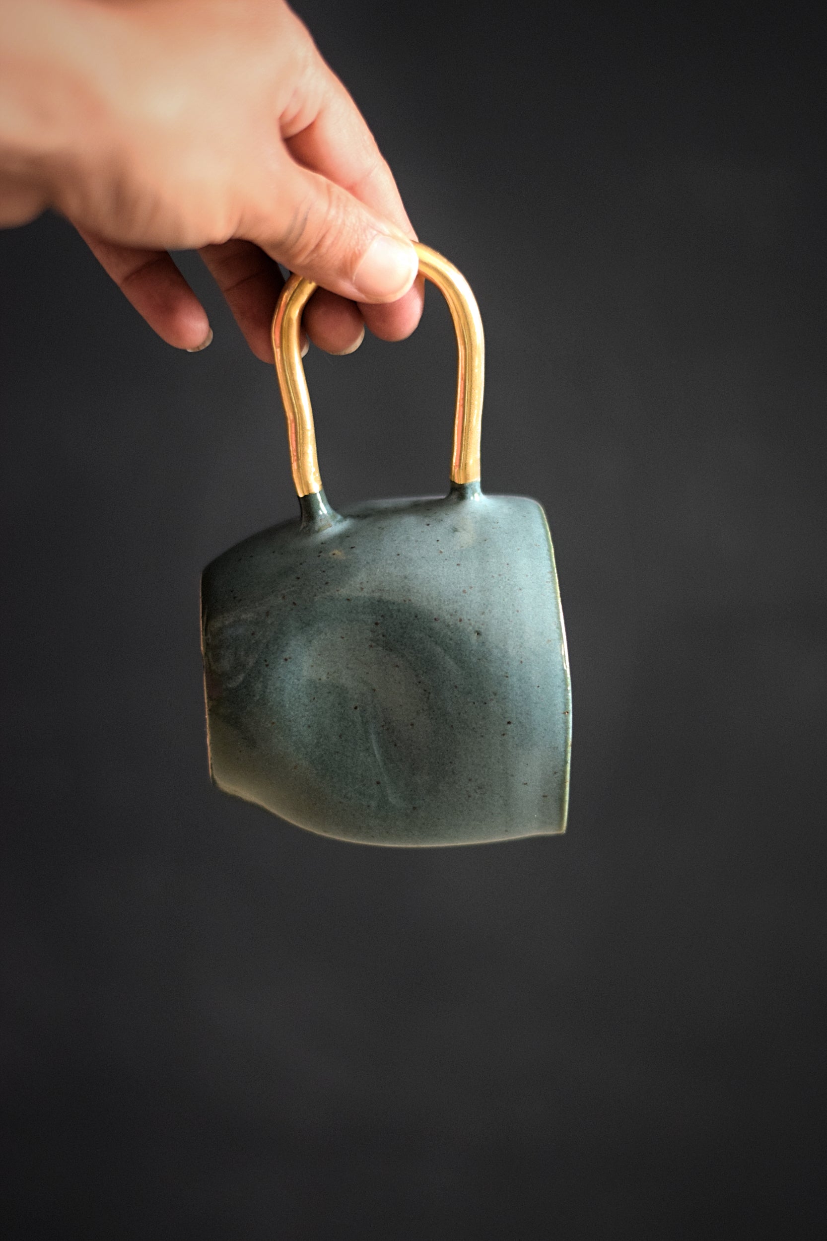 Terra Ceramics Prague Ziggy hrnek lesní zelená 300 ml zlaté ucho
