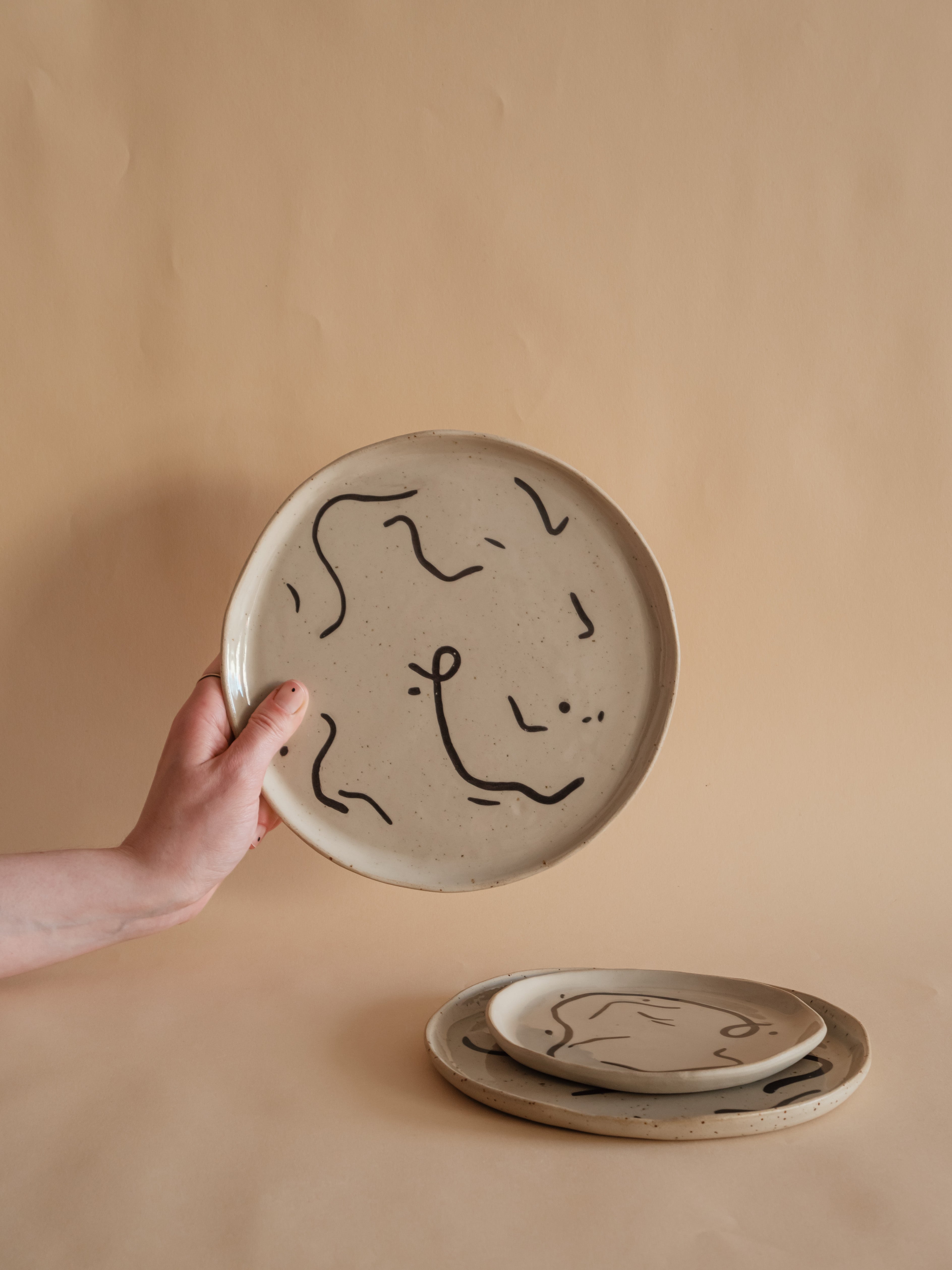 Engoba Kliky Háky talíř Tmavý 22 cm nerikomi