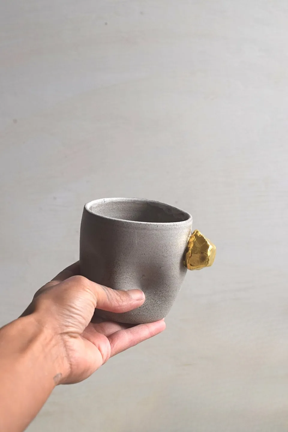 Terra Ceramics Prague BAO Gold Rock šálek 250 ml se zlatem