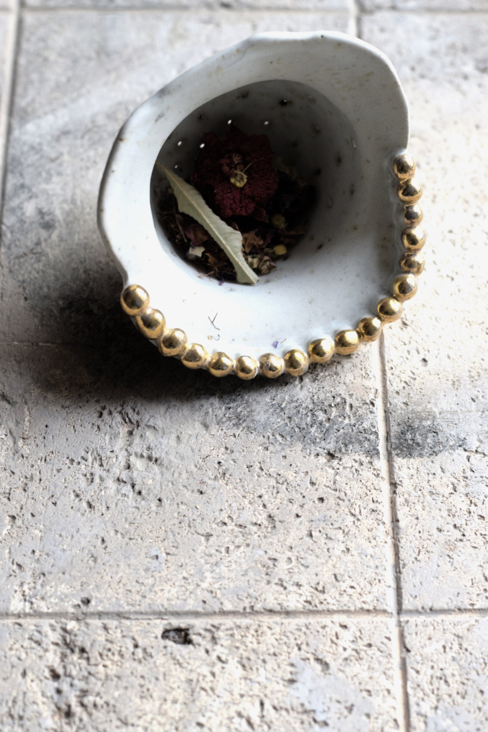 Terra Ceramics Prague TEA sítko na čaj Snow White se zlatem