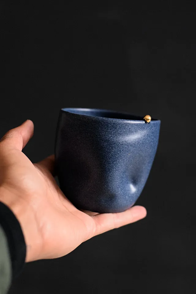 Terra Ceramics Prague Ziggy hrnek indigo modrý 300 ml zlatá perla