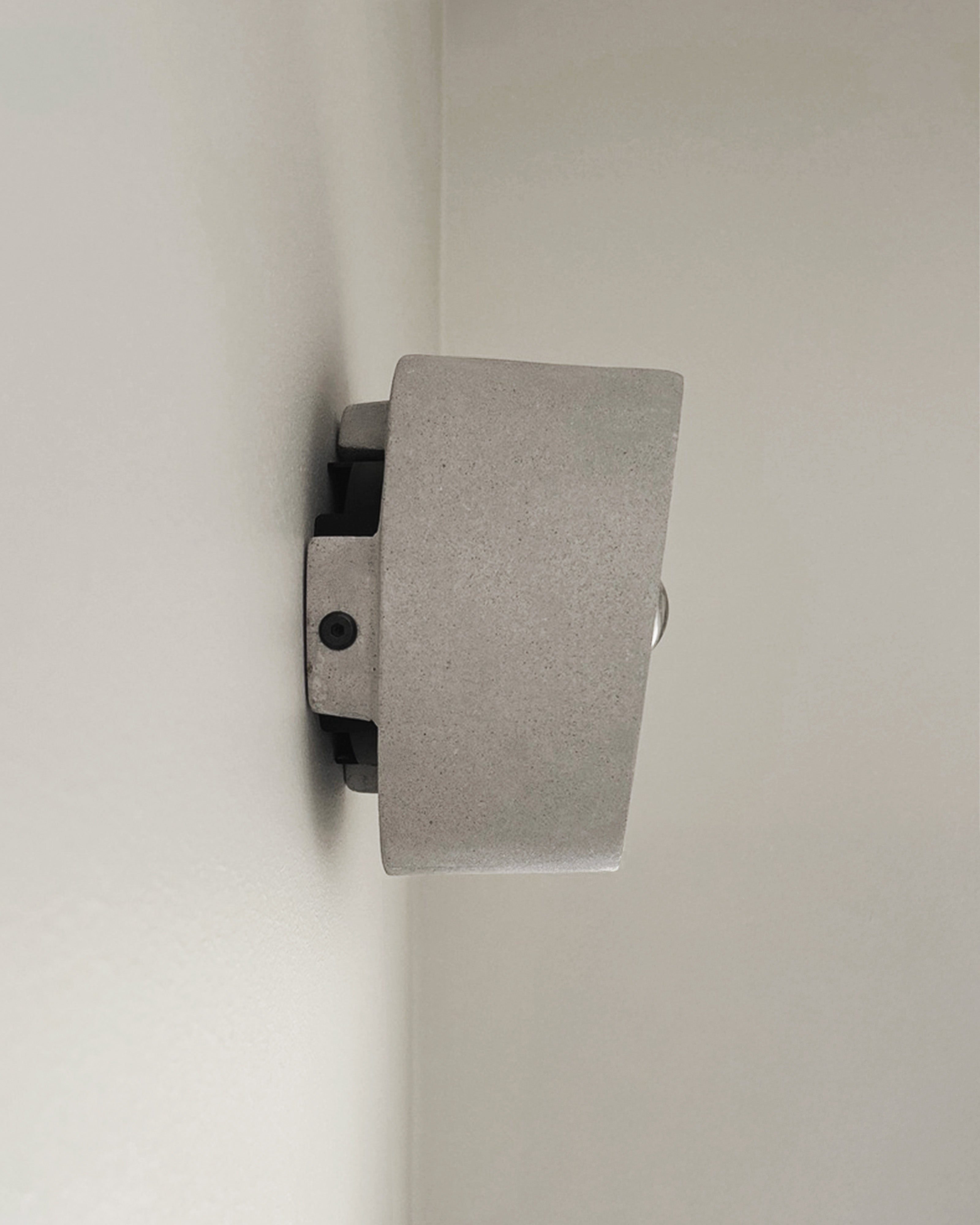 Serax Chadophe M nástěnná lampa betonová šedá