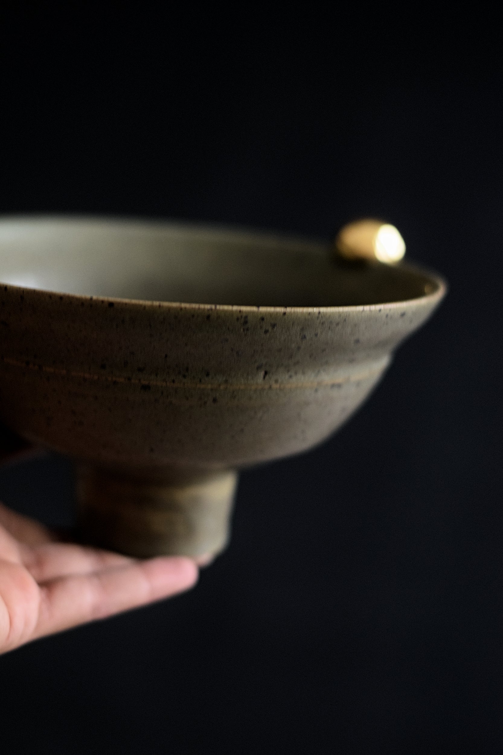 Terra Ceramics Prague SIA Moss Green miska na nožce se zlatem