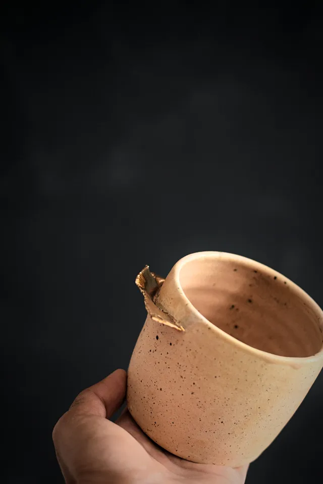 Terra Ceramics Prague Enya Satin Sand hrnek 250 ml se zlatem