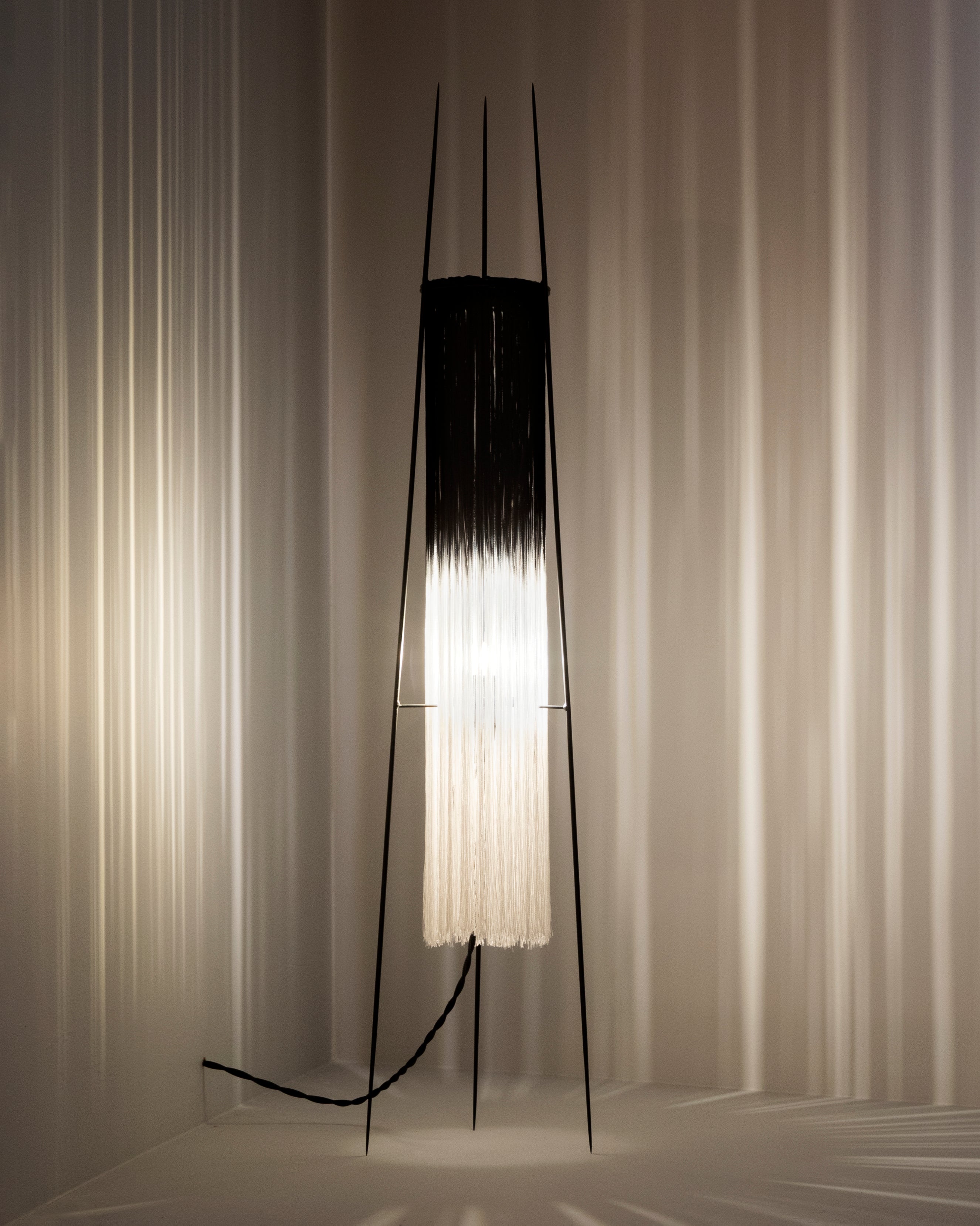 Serax Kiki stolní lampa černo-bílá