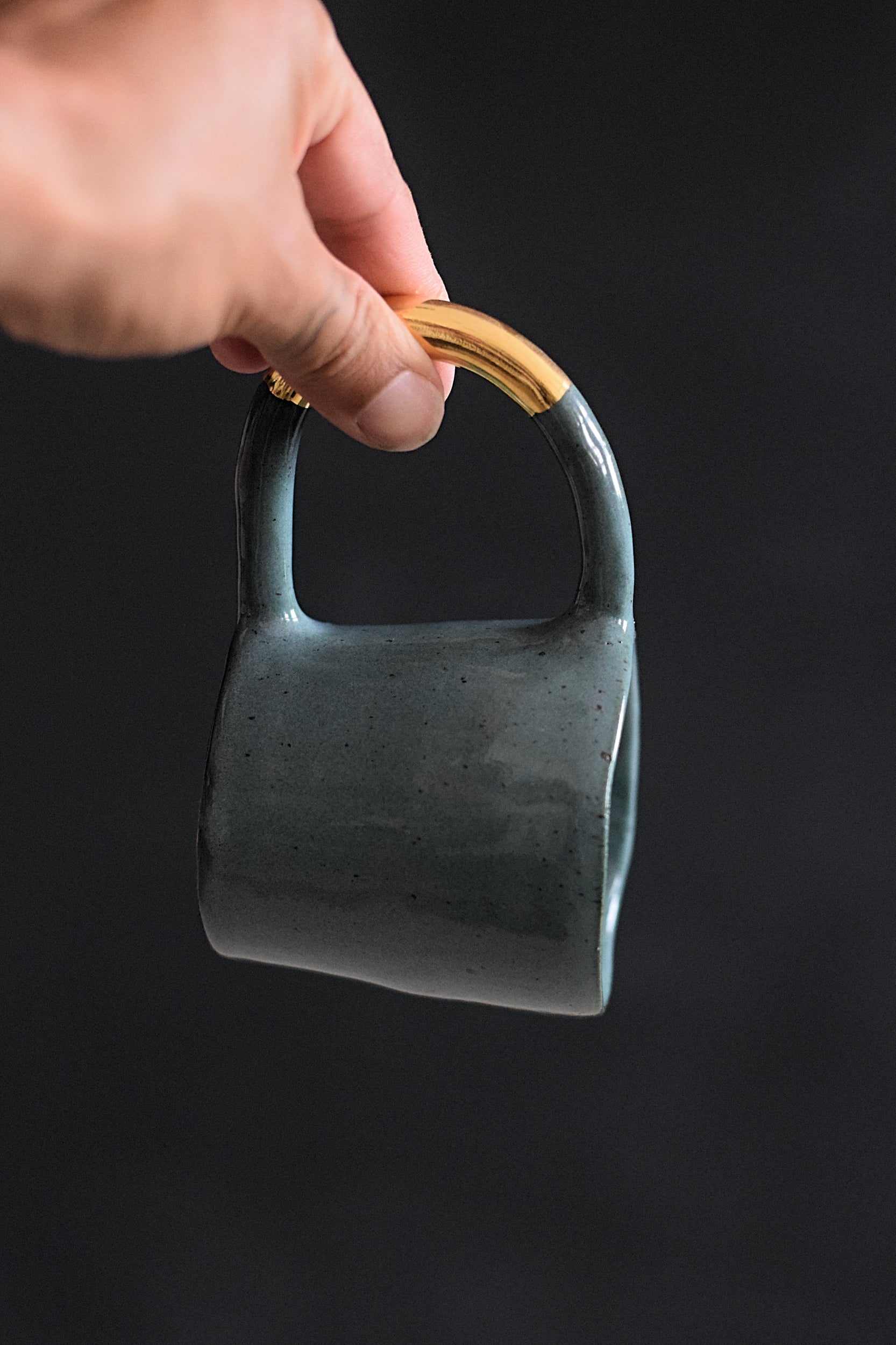 Terra Ceramics Prague AYA šálek 150 ml zelený se zlatým uchem