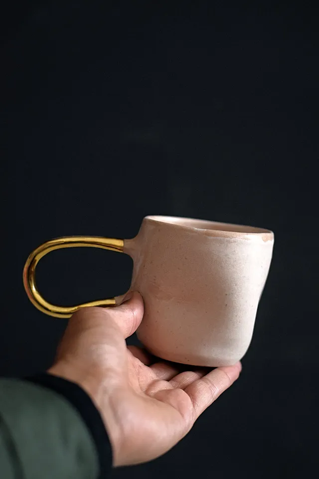 Terra Ceramics Prague Ziggy hrnek 300 ml růžový dlouhé ucho zlato