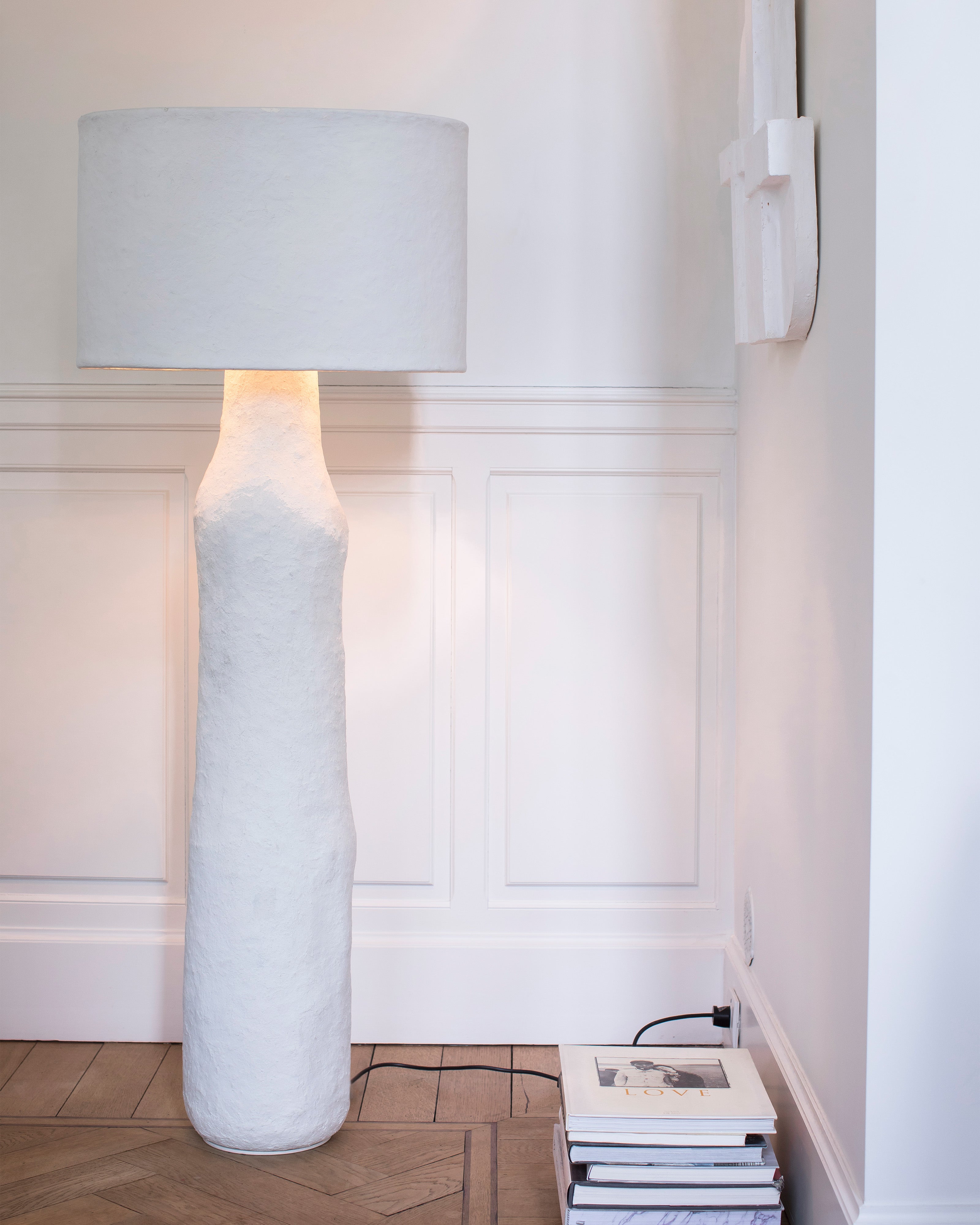 Serax Earth stojací lampa M bílá papírmaš