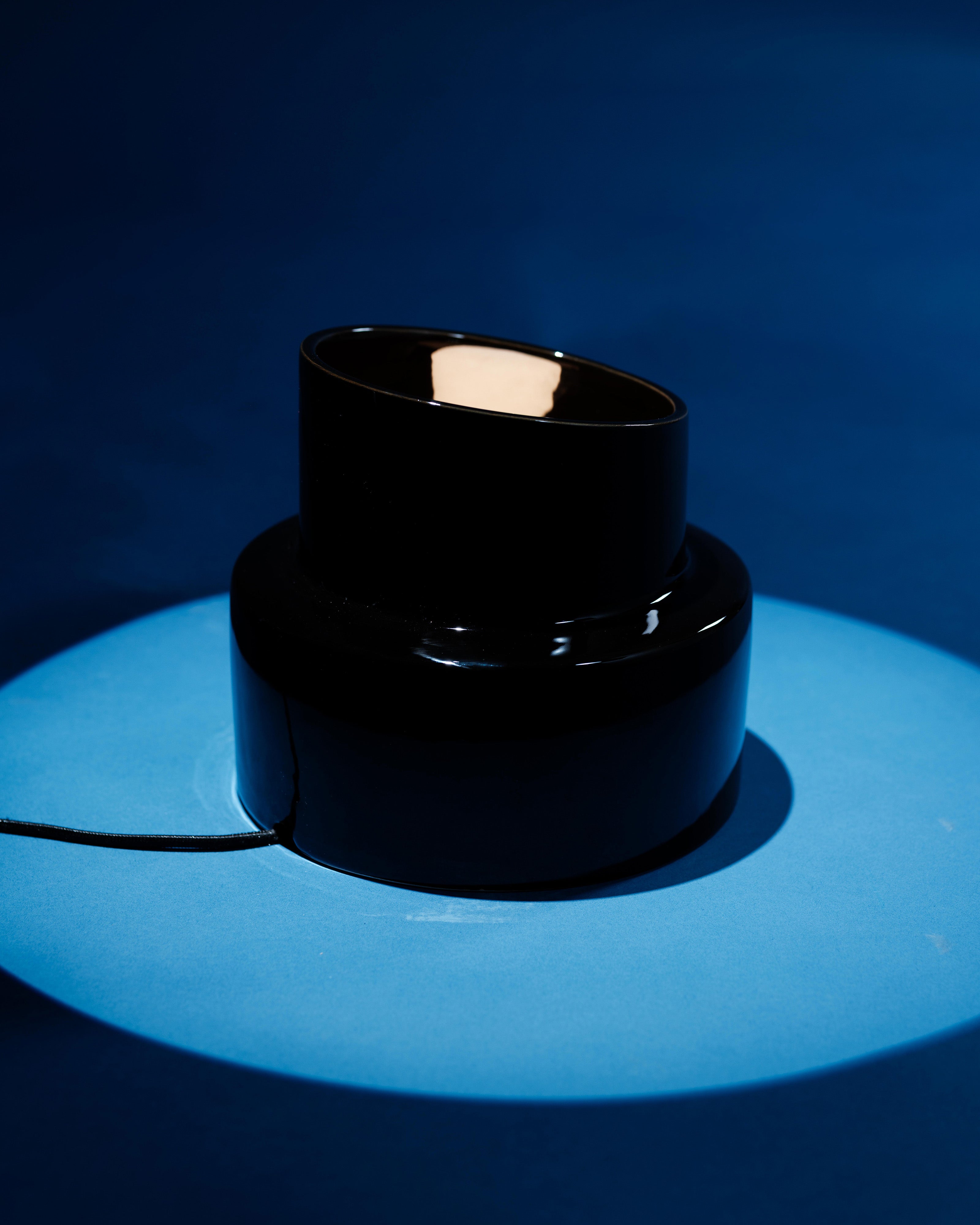Serax Pillar stolní lampa černá keramika
