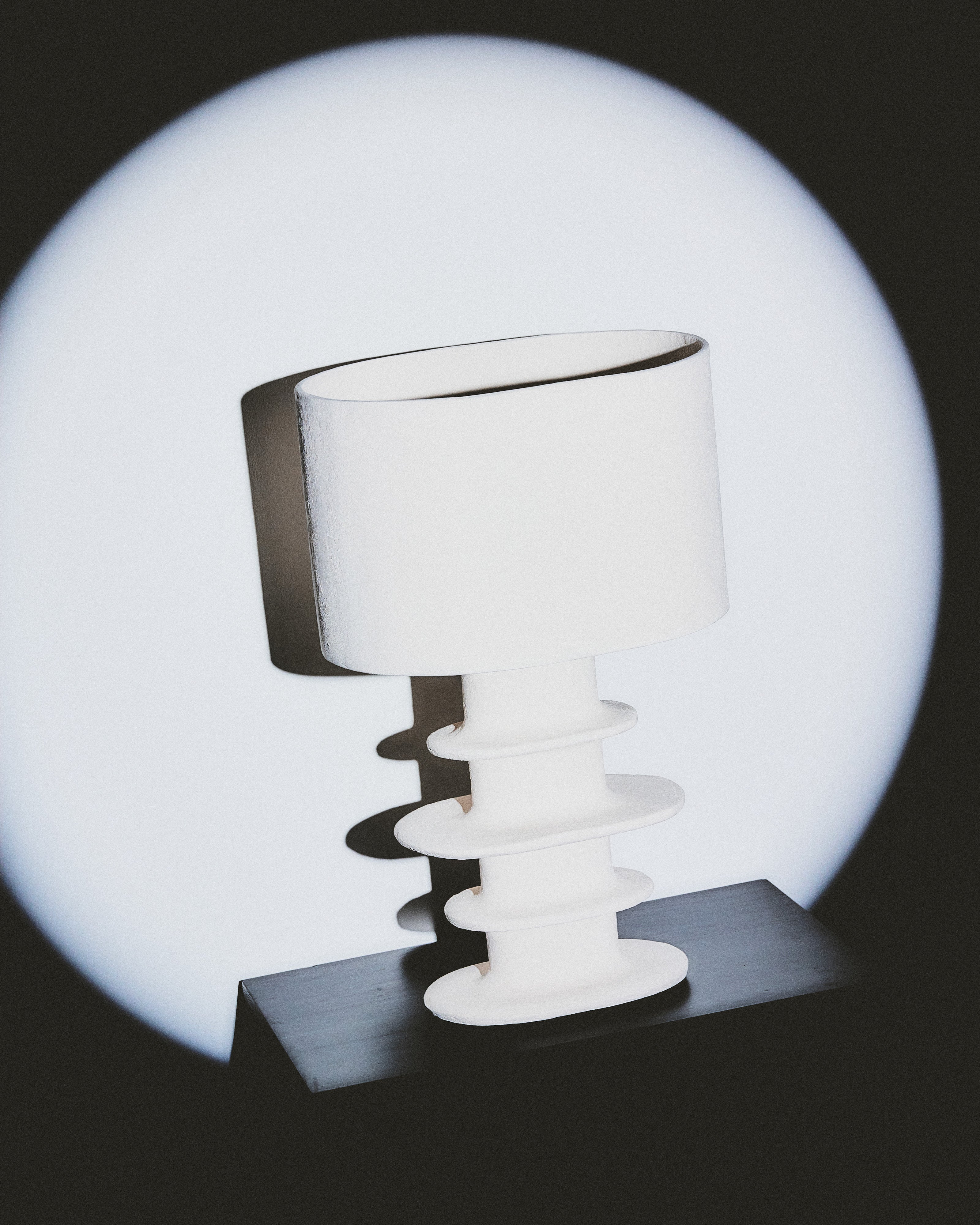 Serax Earth stolní lampa bílá papír-mâché