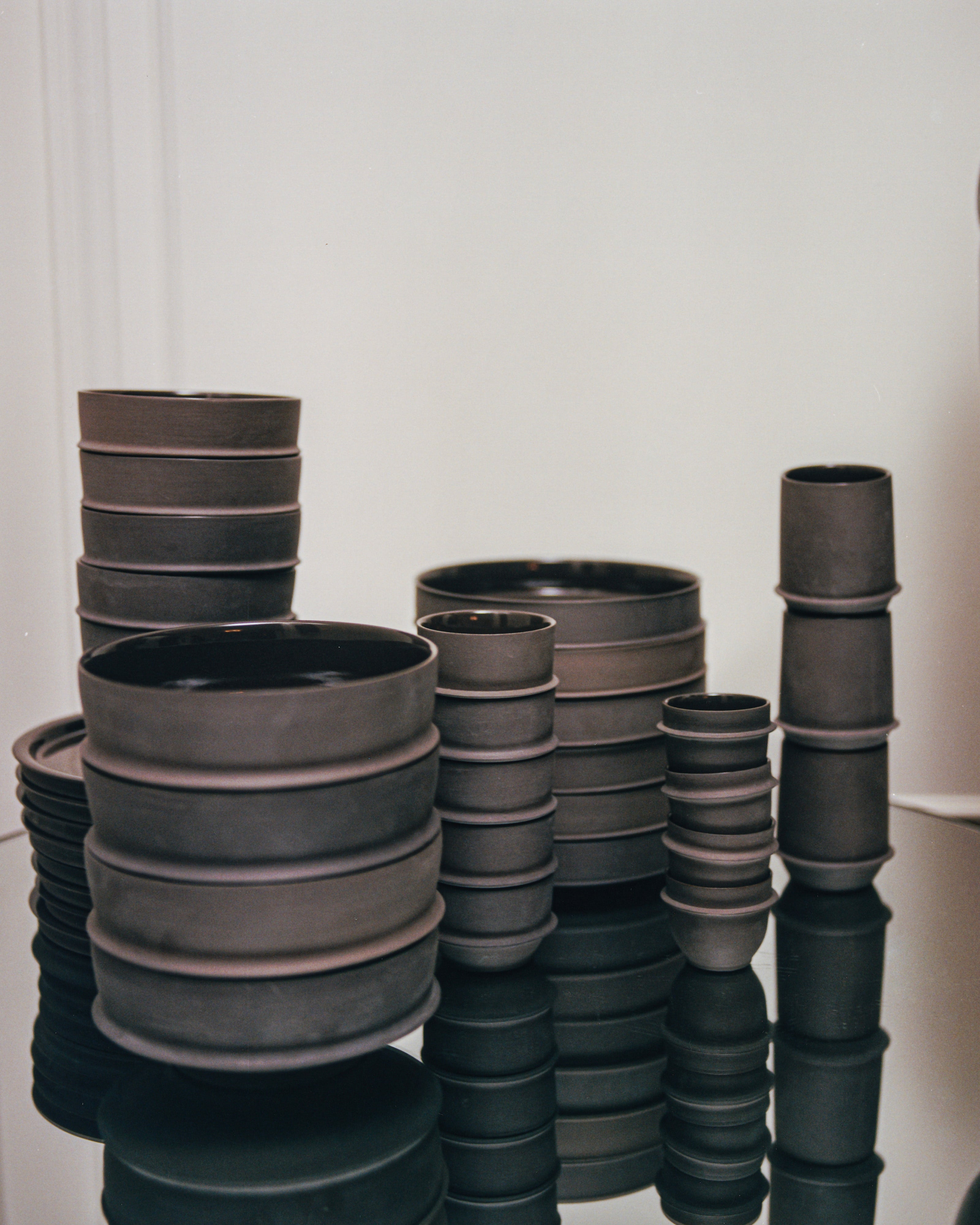 Serax Dune hrnek porcelánový tmavě hnědý