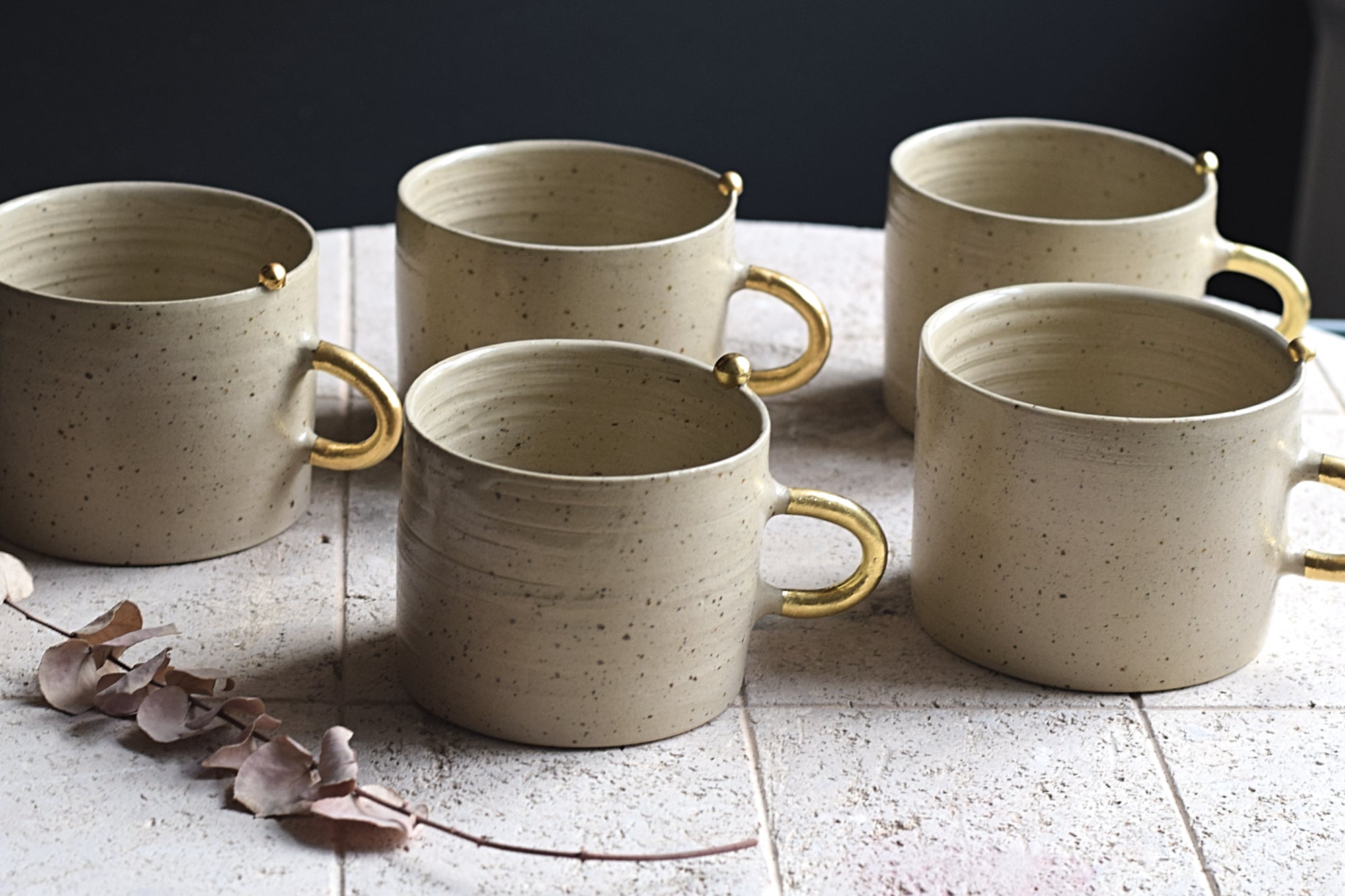 Terra Ceramics Prague AYA Beige Gold Pearls hrnek 410 ml
