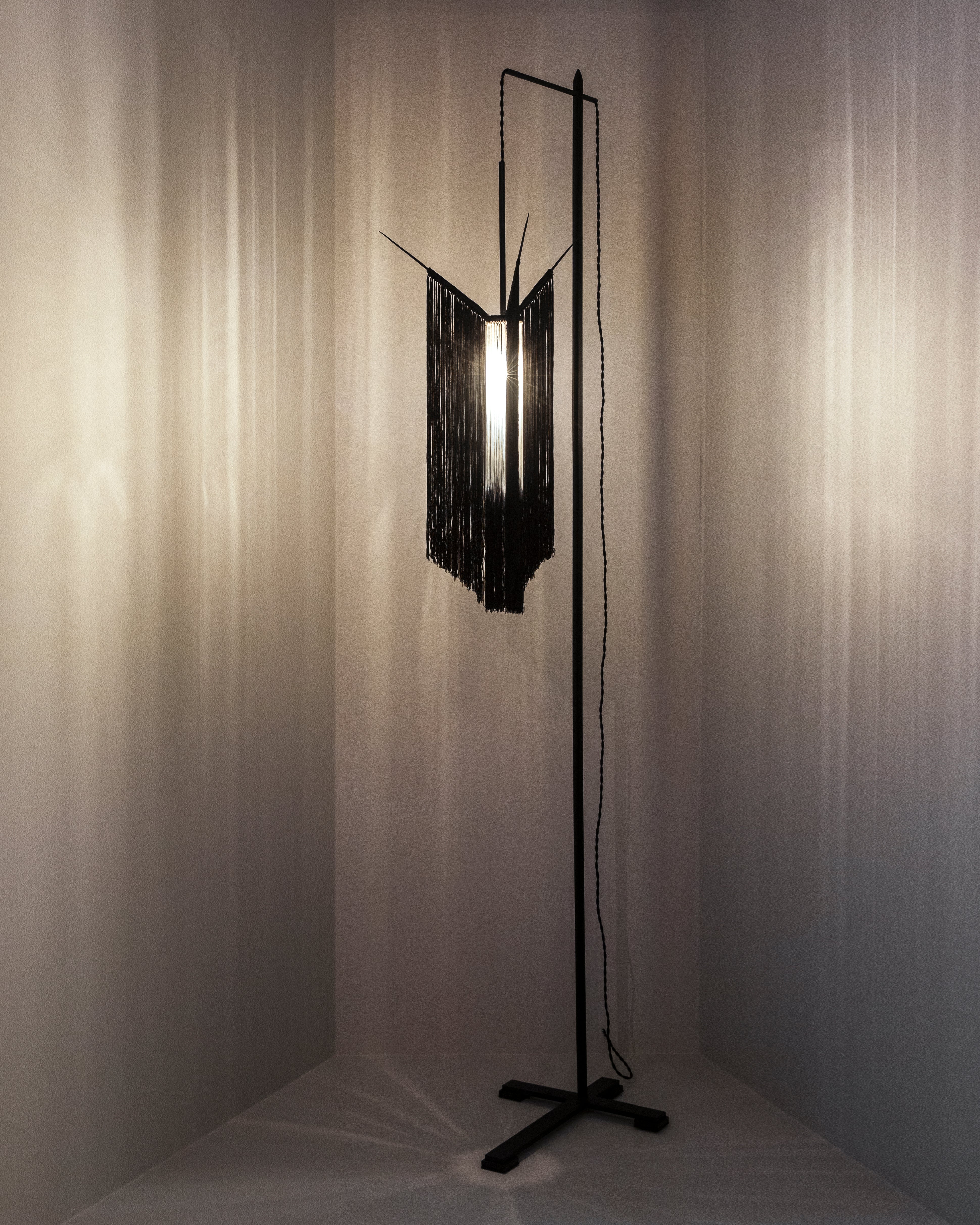 Serax Chan 2 stojací lampa černo-bílá kovová