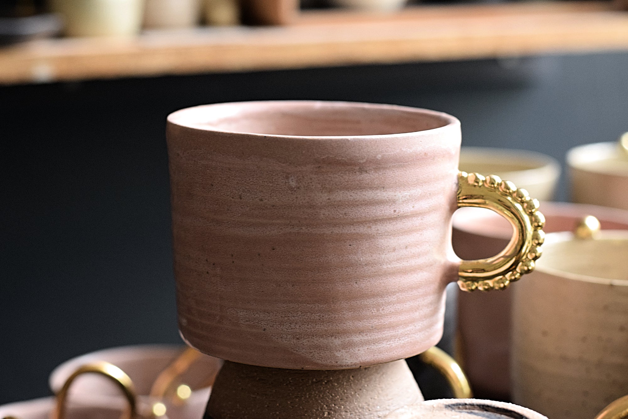 Terra Ceramics Aya velký hrnek 410 ml růžový perly zlato